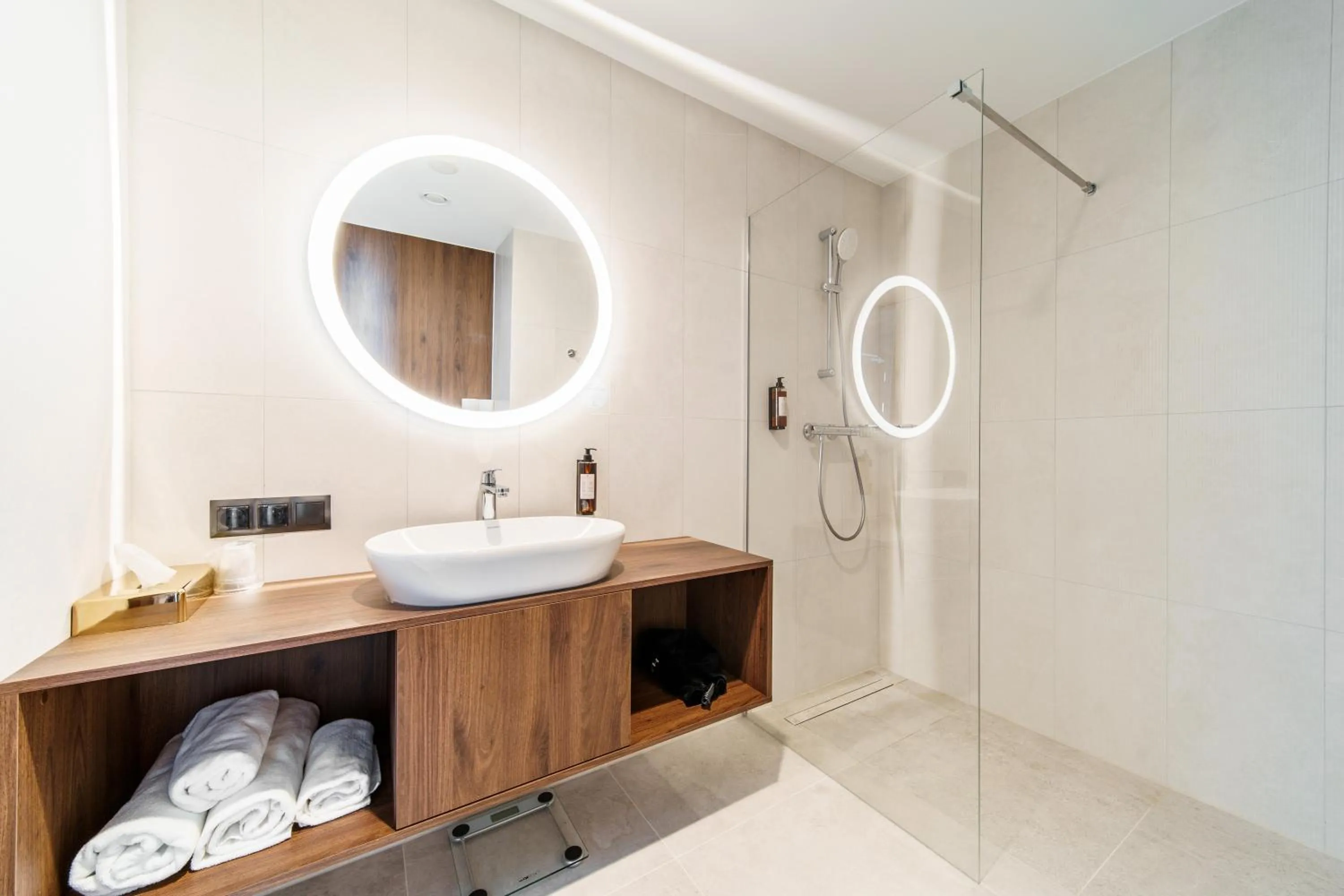 Shower in Elements Hotel&Spa