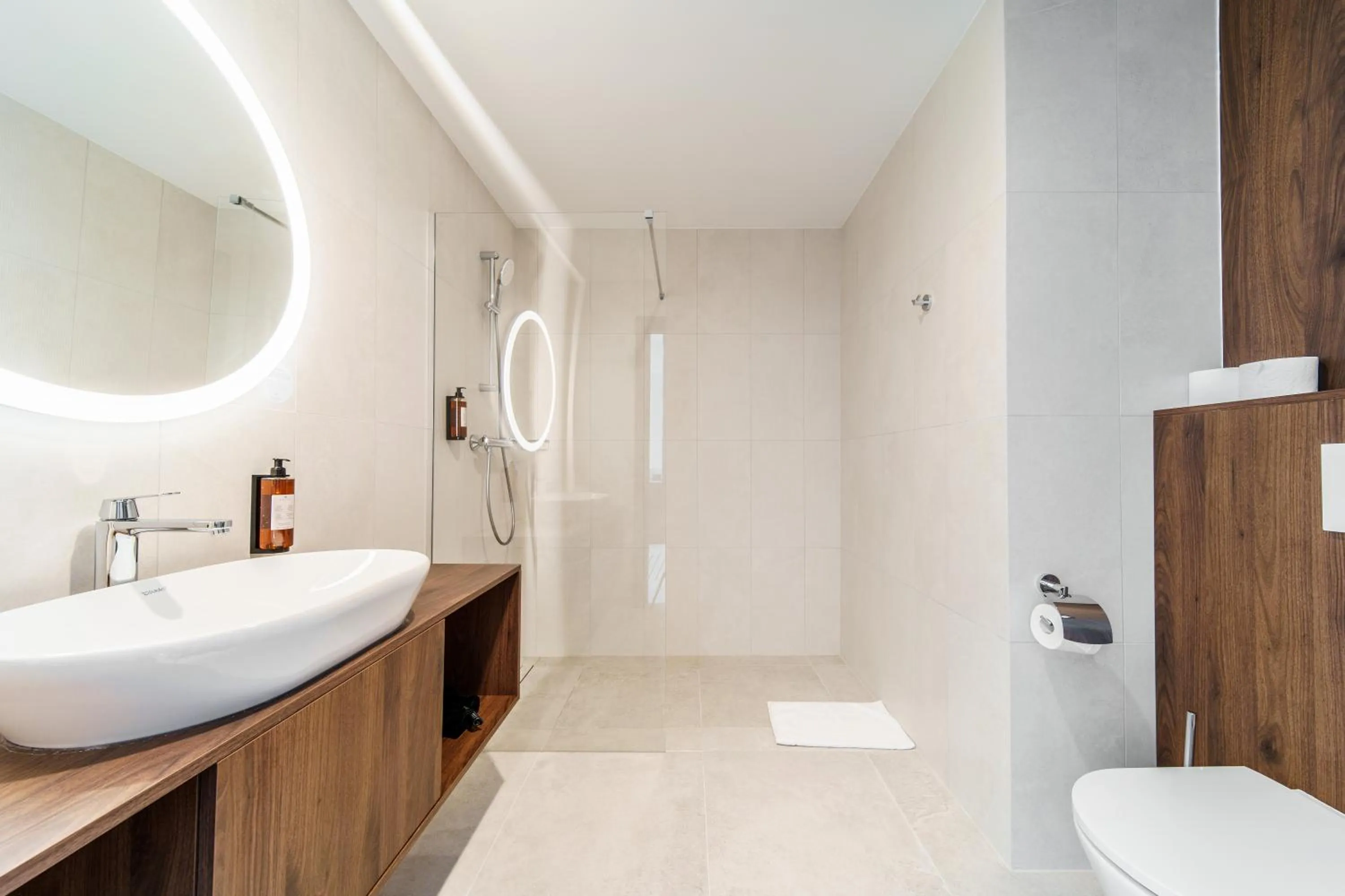 Shower in Elements Hotel&Spa