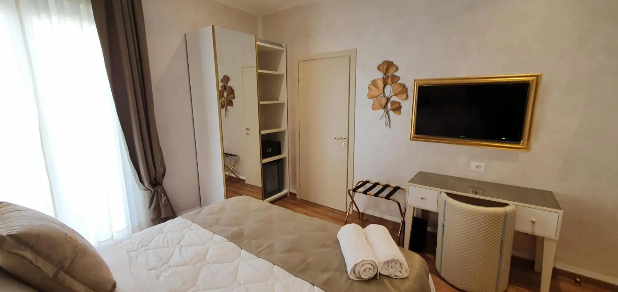 Photo of the whole room, Bed in Amsterdam Suite Hotel & SPA