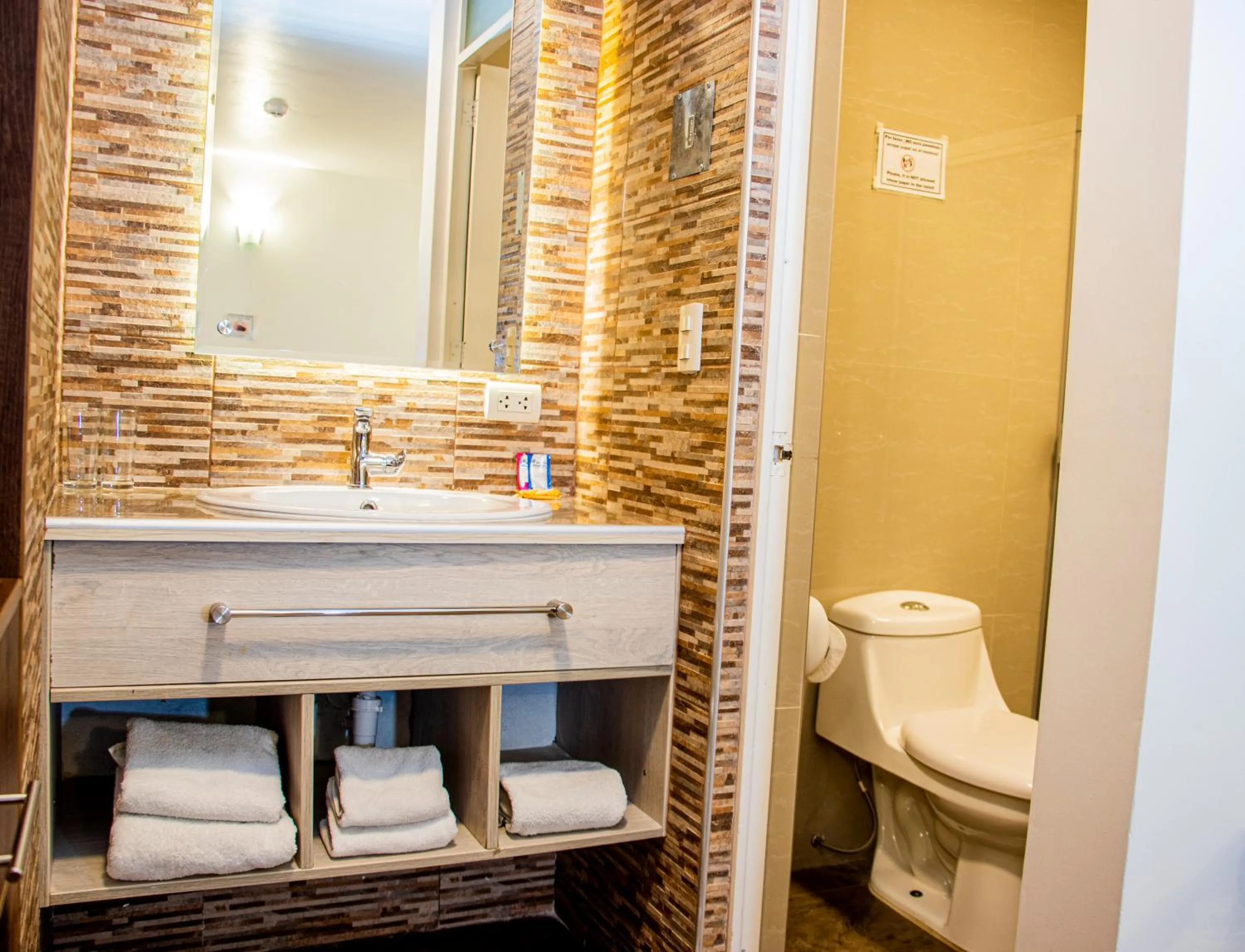 Toilet in Estancia San Pedro Hotel