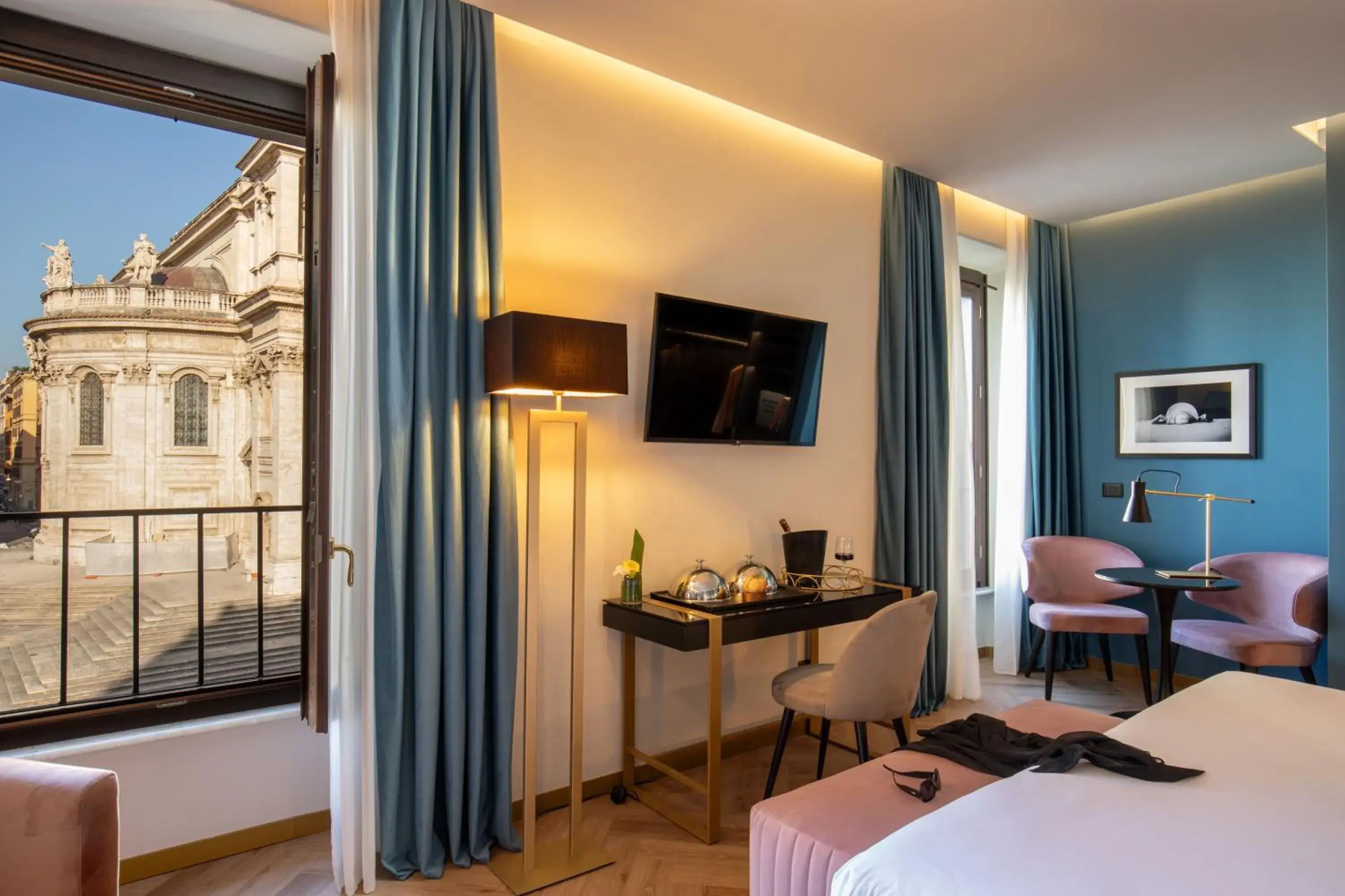 Staff, Bed in The Major Hotel Staff, Bed in The Major Hotel