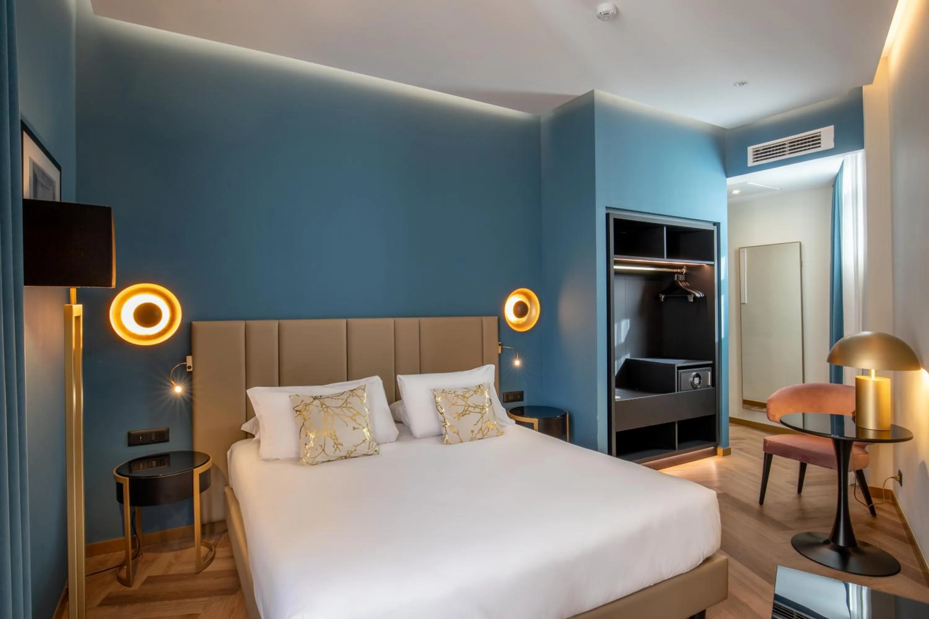 Staff, Bed in The Major Hotel