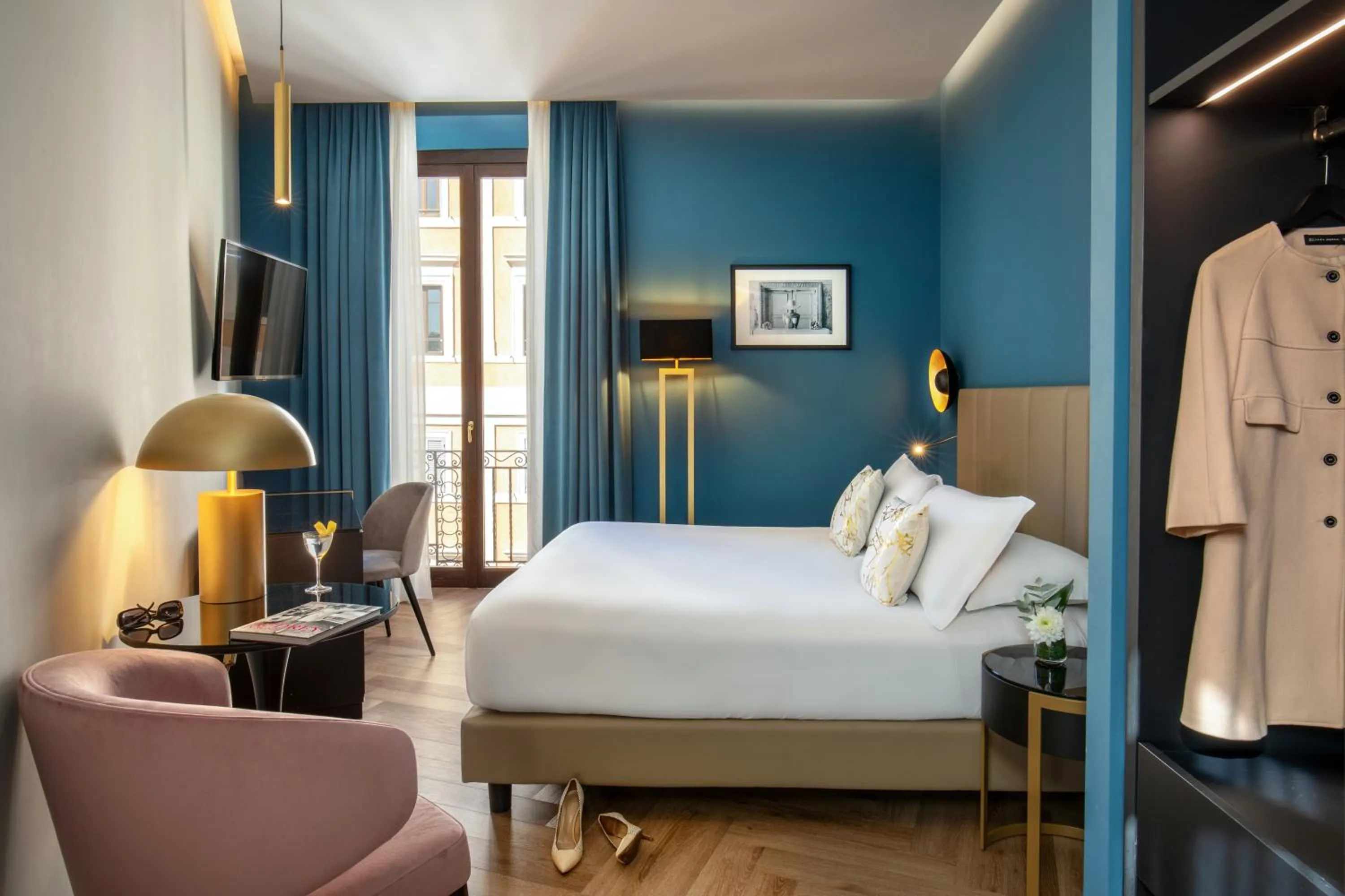 Staff, Bed in The Major Hotel