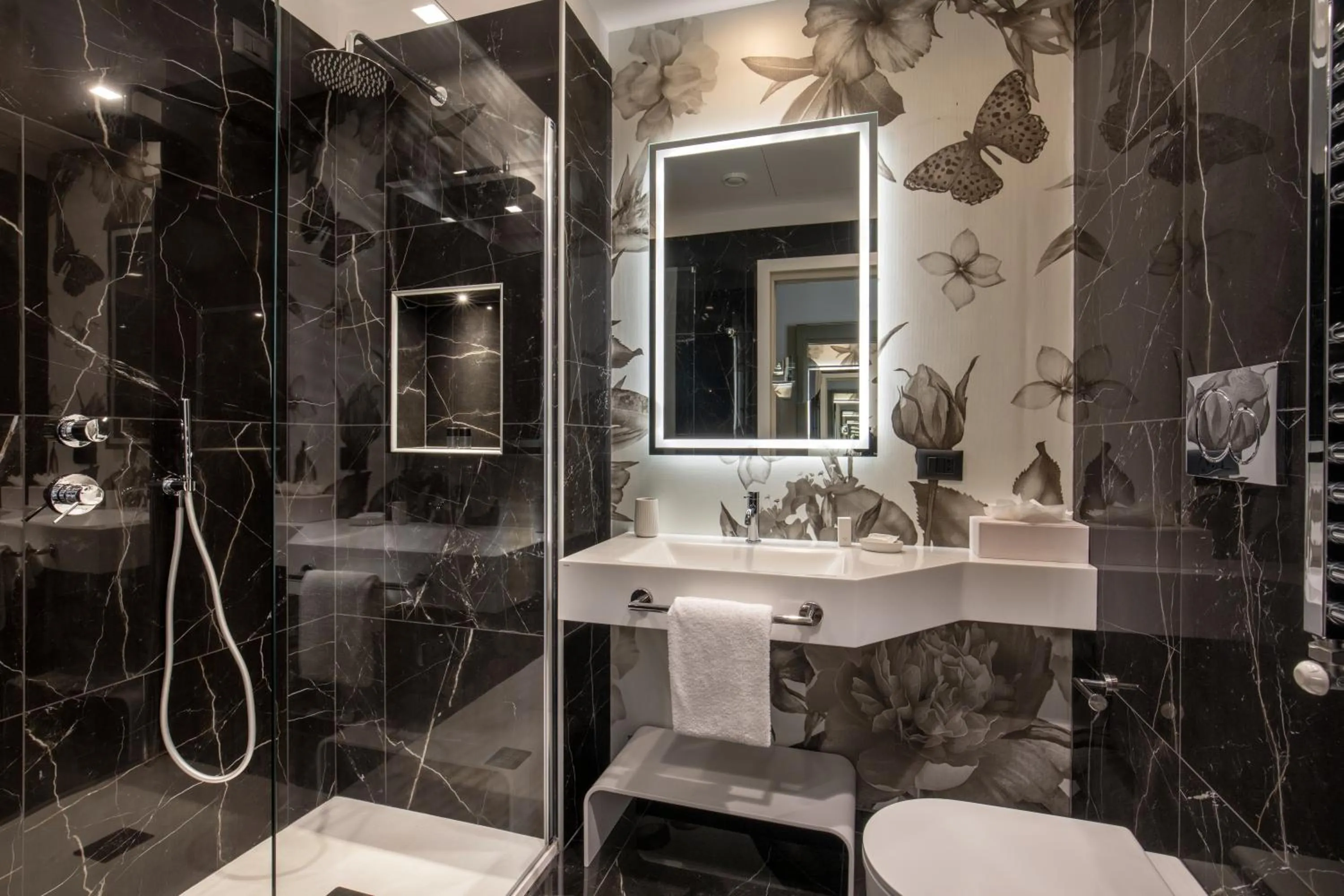 Shower in The Major Hotel