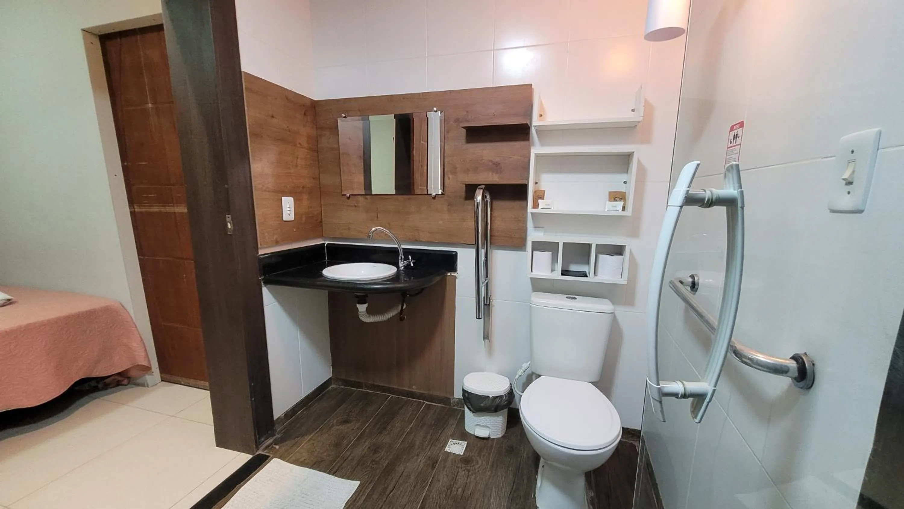 Bathroom in Pousada Sol e Descanso - by Easy Hotéis