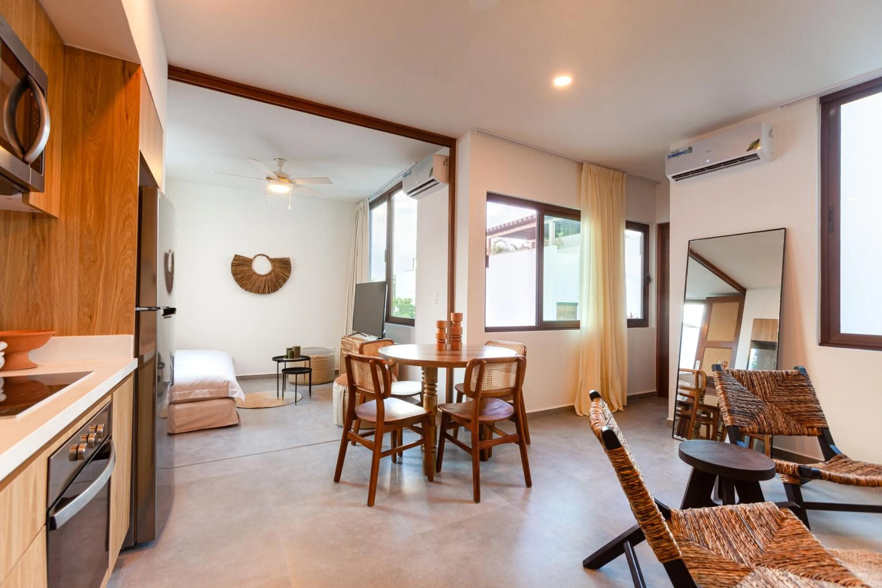 Dining area in Azalea by Zamá Homes