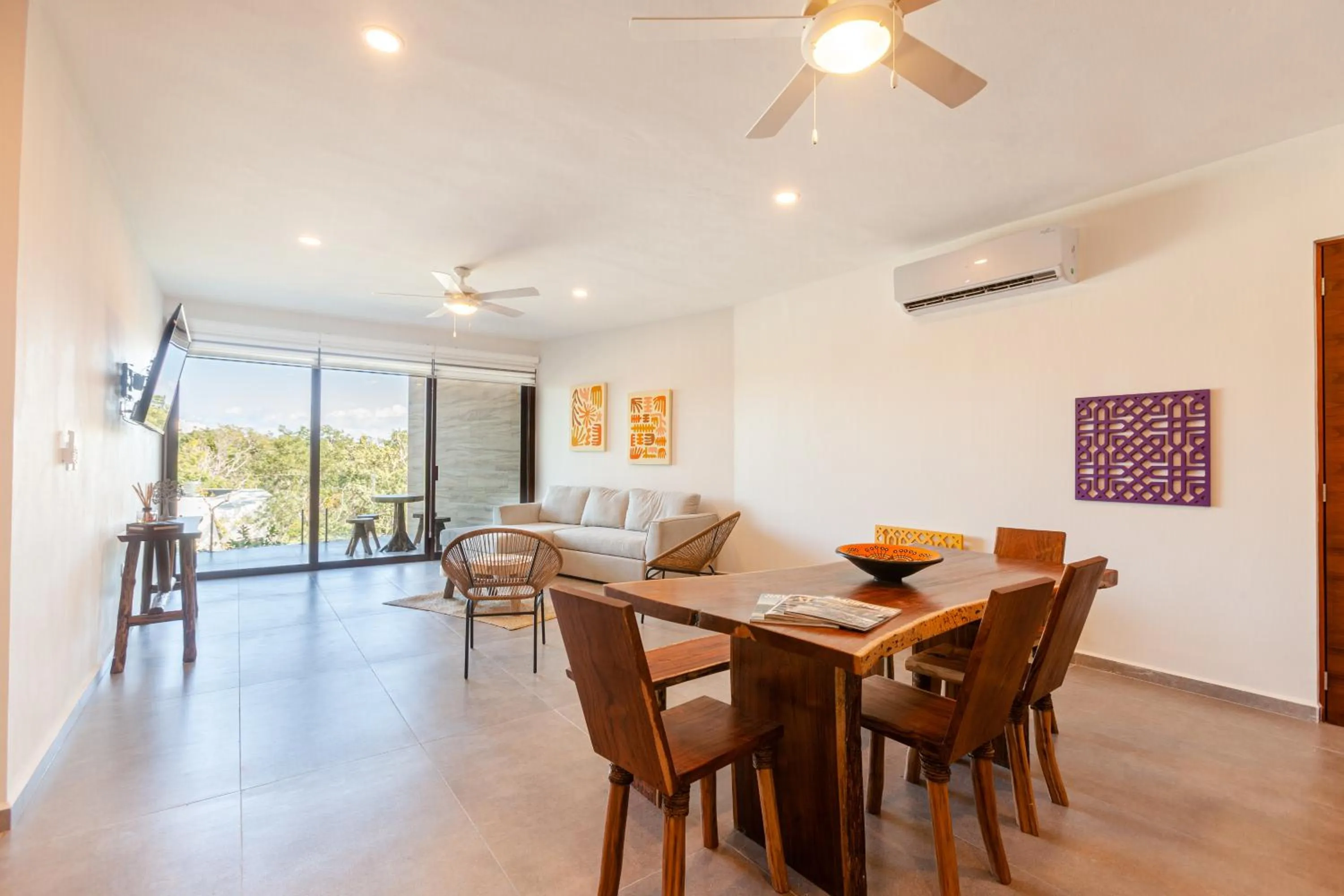 Living room in Azalea by Zamá Homes