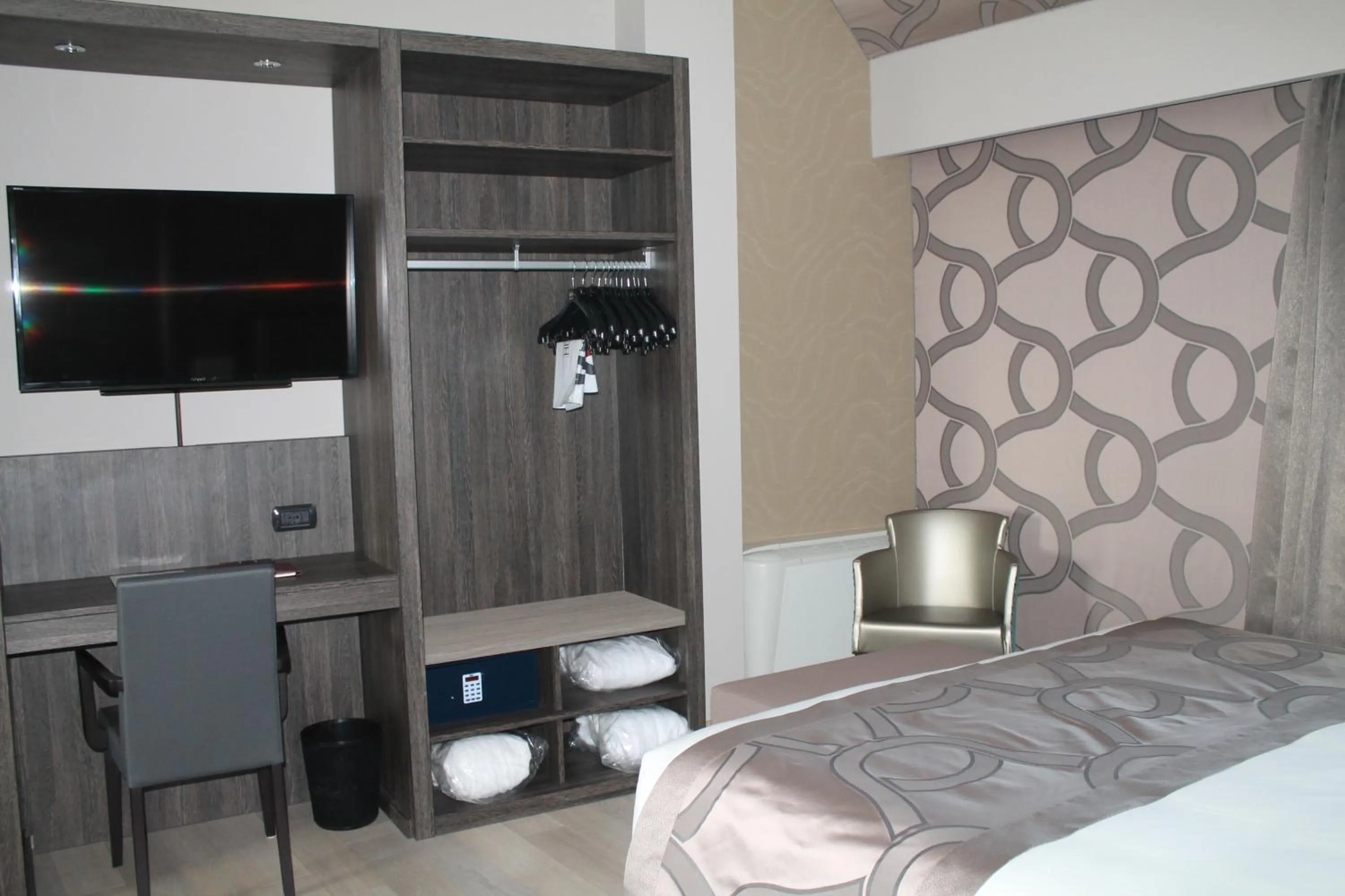 Bedroom, Bed in Hotel Mozart