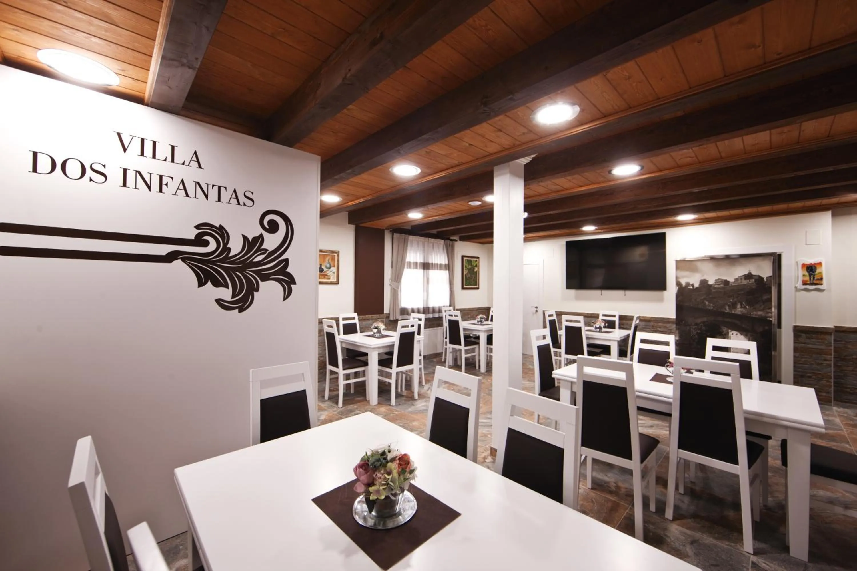 Restaurant/places to eat in VILLA DOS INFANTAS
