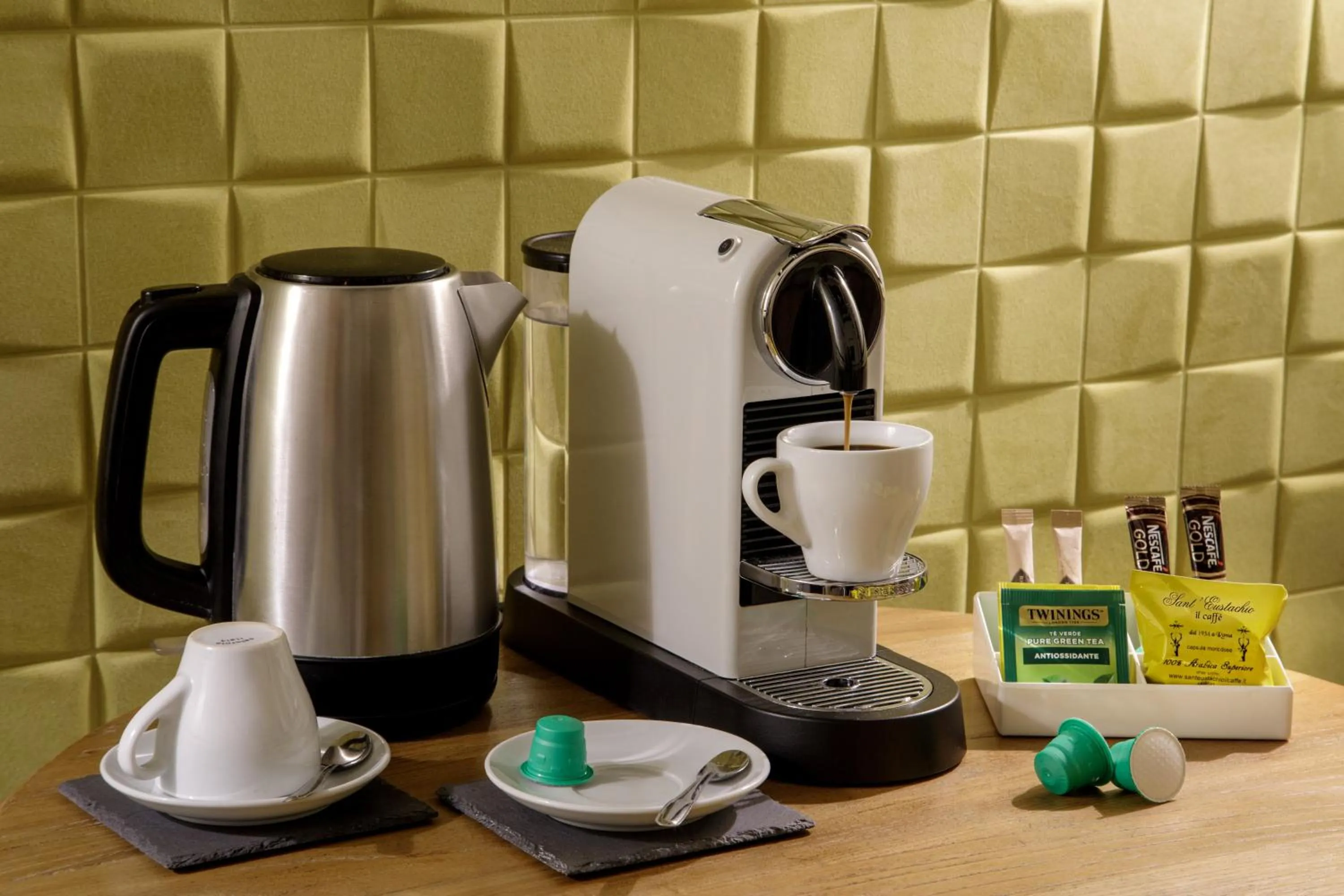 Coffee/tea facilities in Flâneur Suites Corso
