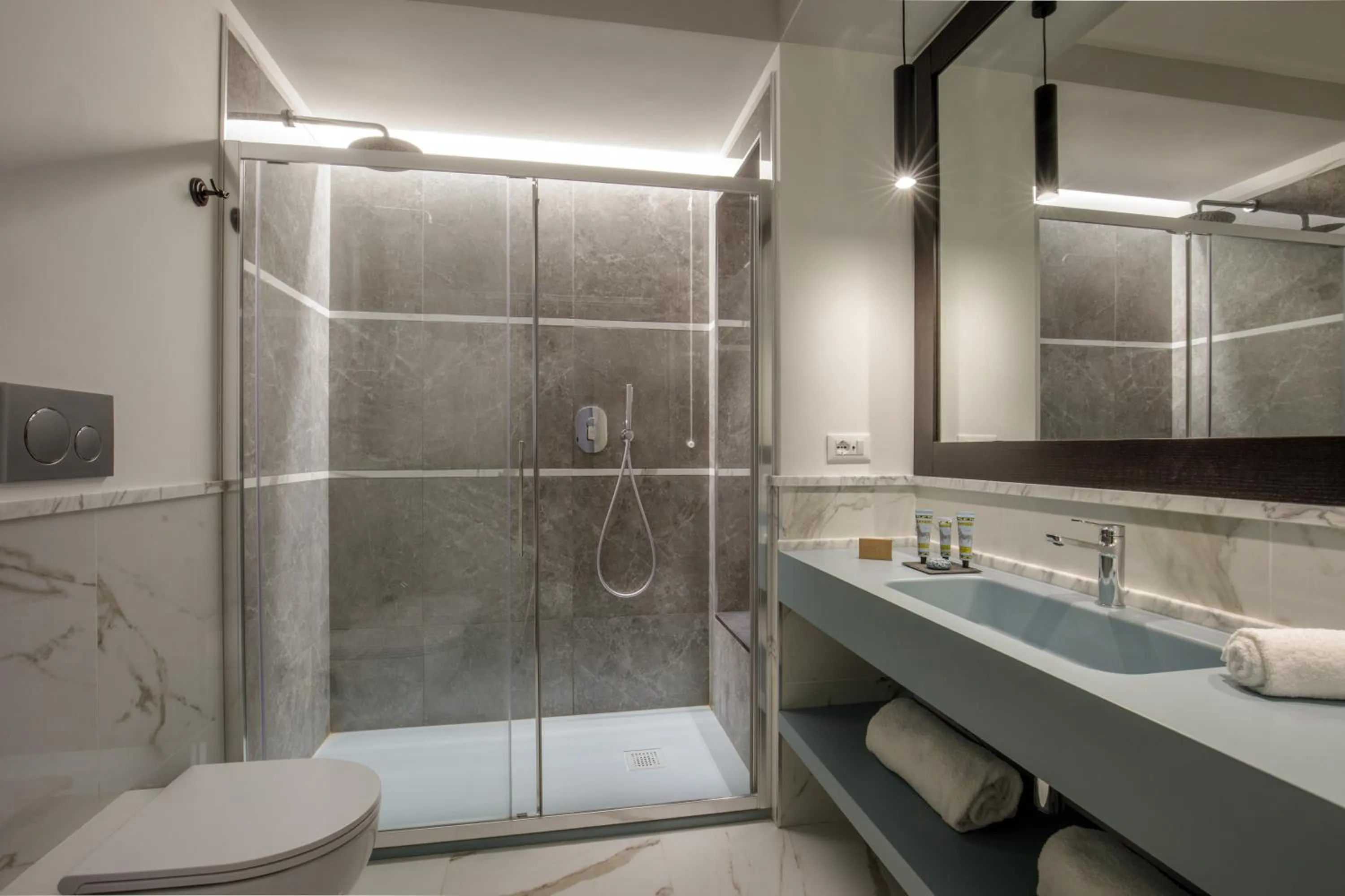 Shower in Flâneur Suites Corso