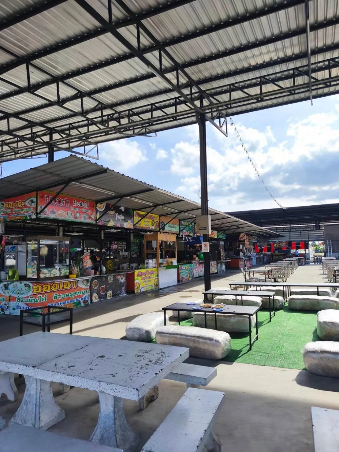 Evening entertainment in Hideaway Resort Banchang