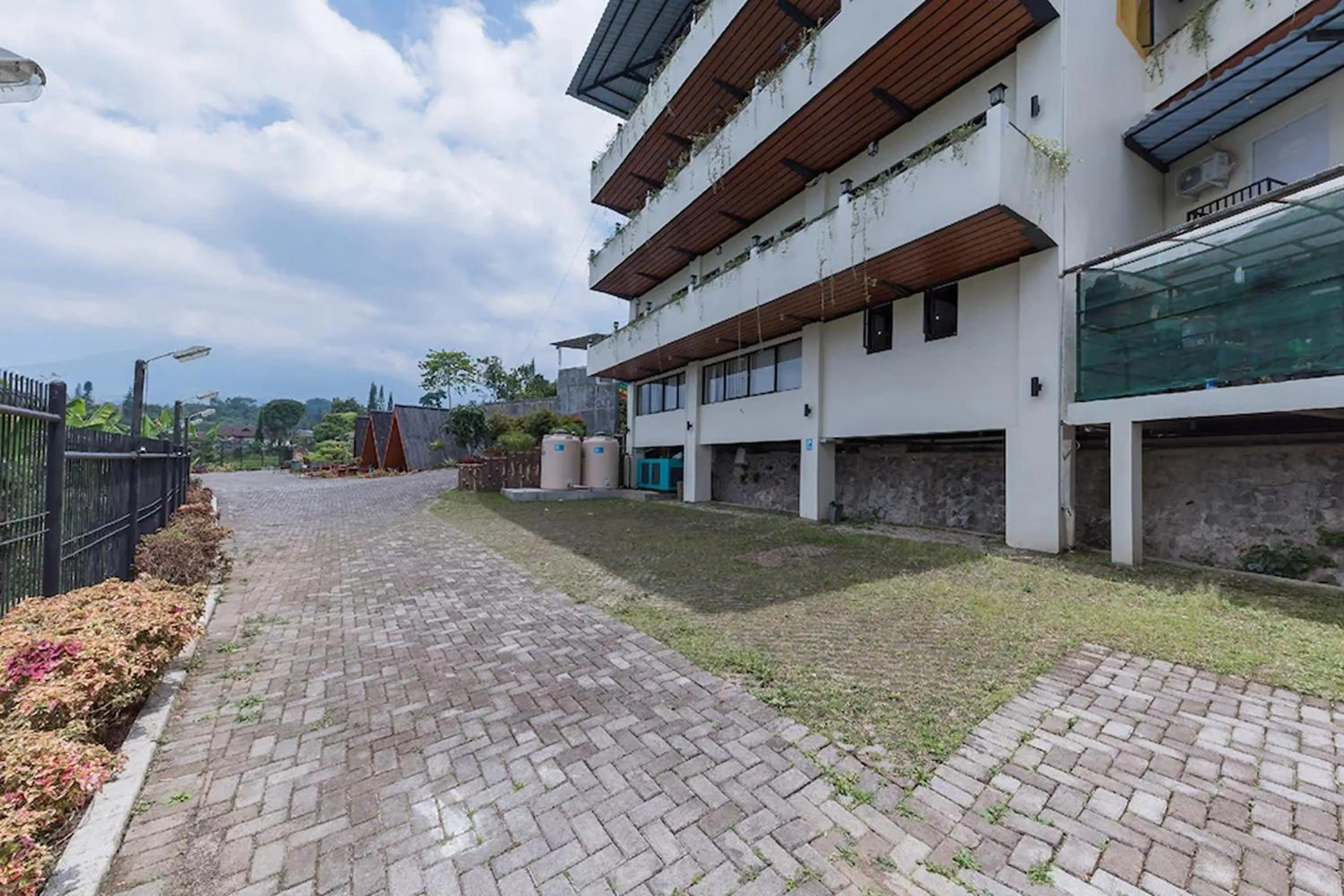 Property building in Mamifokobo Hotel & Glamping