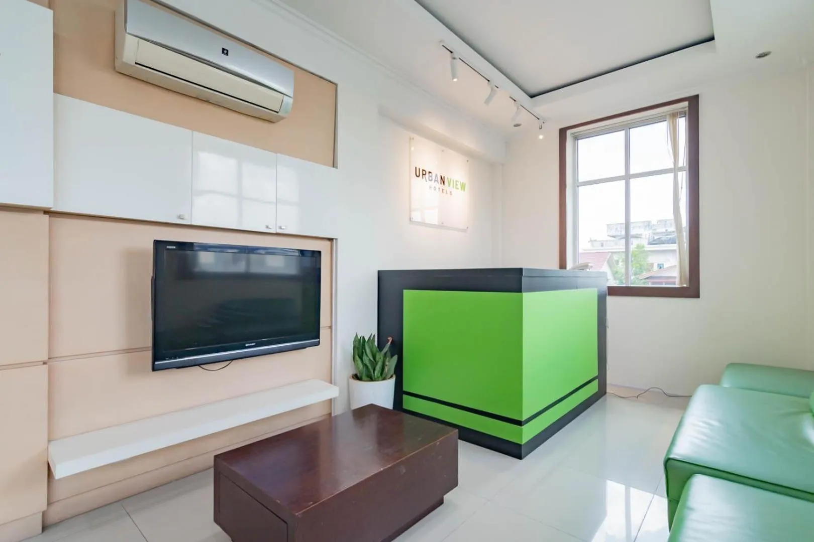 TV and multimedia in Urbanview Hotel Syariah Dapen Pontianak by RedDoorz