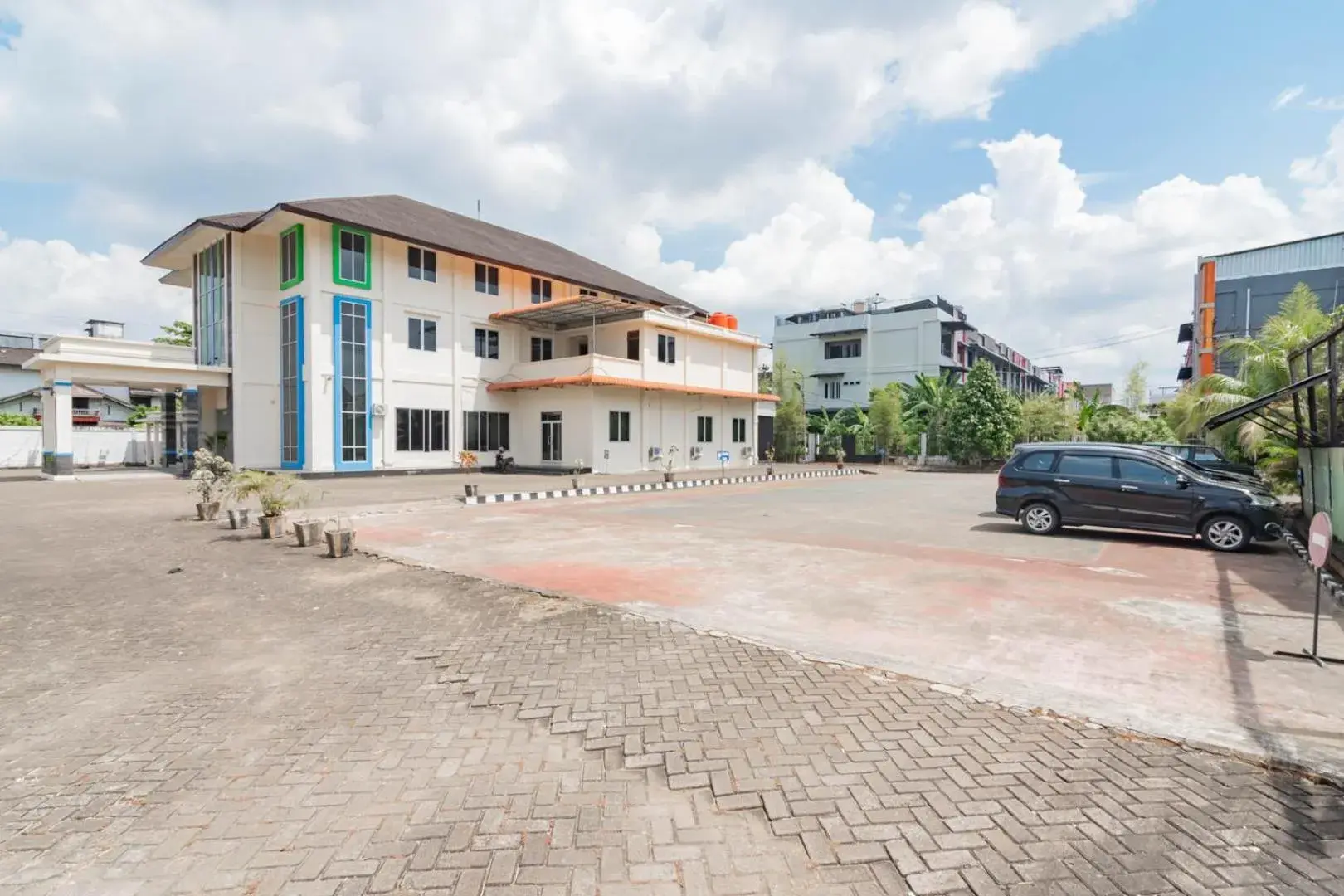 Property building in Urbanview Hotel Syariah Dapen Pontianak by RedDoorz Property building in Urbanview Hotel Syariah Dapen Pontianak by RedDoorz