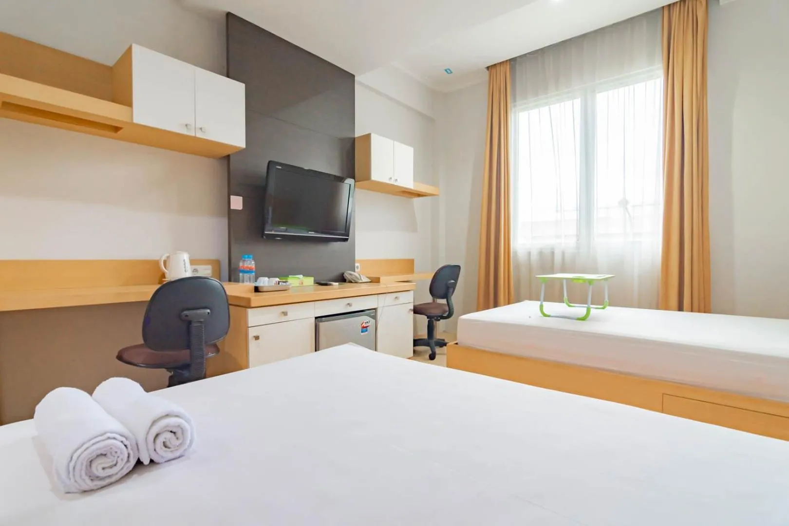 Photo of the whole room, Bed in Urbanview Hotel Syariah Dapen Pontianak by RedDoorz