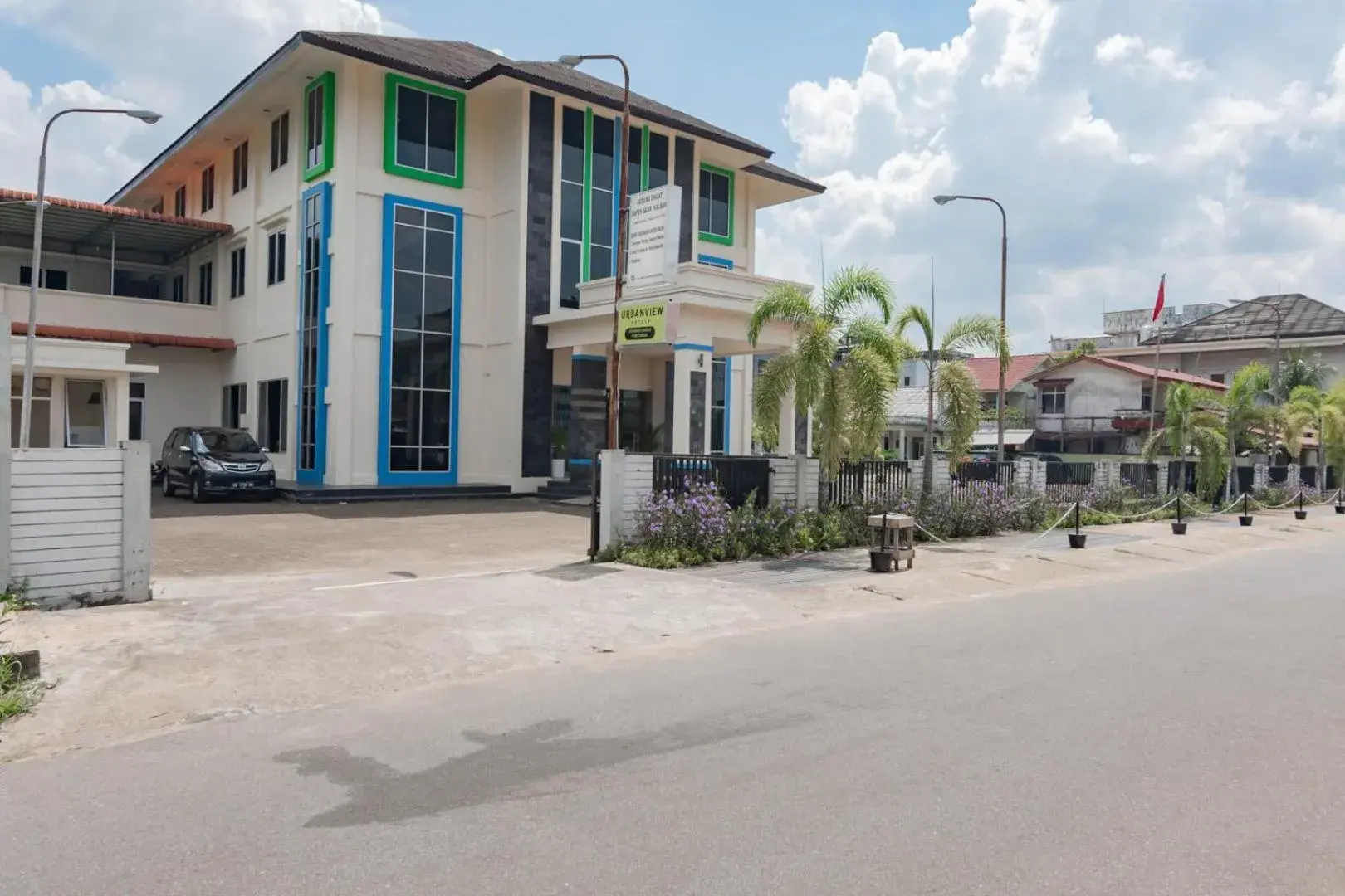 Facade/entrance in Urbanview Hotel Syariah Dapen Pontianak by RedDoorz Facade/entrance in Urbanview Hotel Syariah Dapen Pontianak by RedDoorz