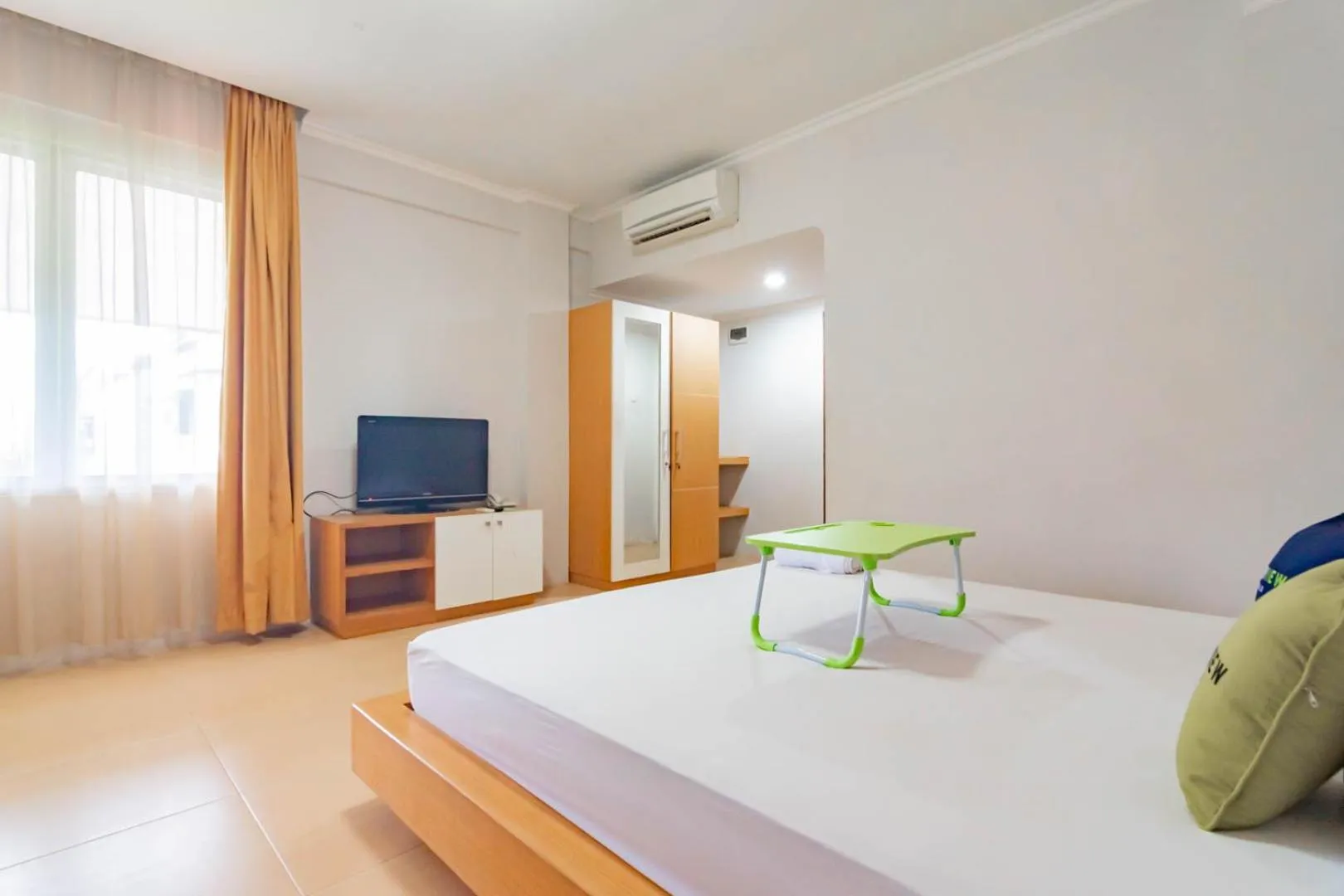 Photo of the whole room, Bed in Urbanview Hotel Syariah Dapen Pontianak by RedDoorz