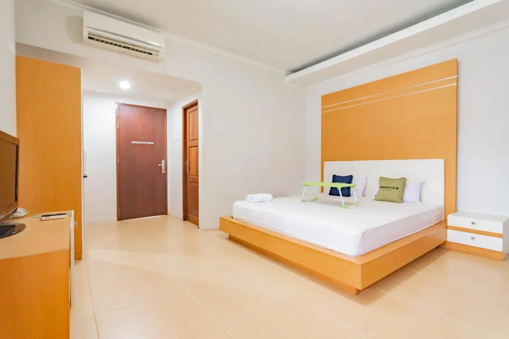 Photo of the whole room, Bed in Urbanview Hotel Syariah Dapen Pontianak by RedDoorz Photo of the whole room, Bed in Urbanview Hotel Syariah Dapen Pontianak by RedDoorz