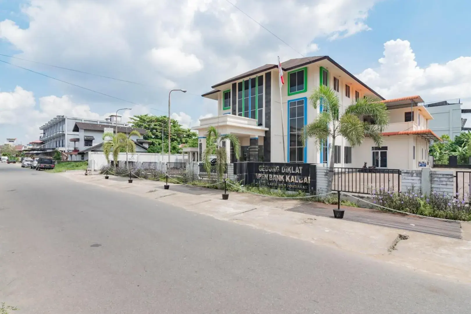 Property building in Urbanview Hotel Syariah Dapen Pontianak by RedDoorz Property building in Urbanview Hotel Syariah Dapen Pontianak by RedDoorz
