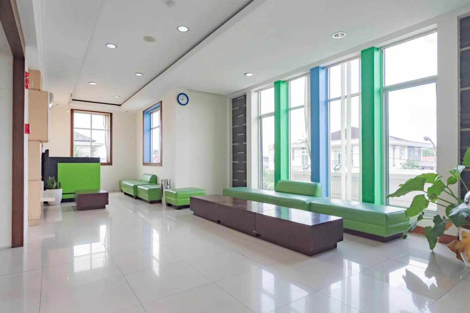 Lobby or reception in Urbanview Hotel Syariah Dapen Pontianak by RedDoorz