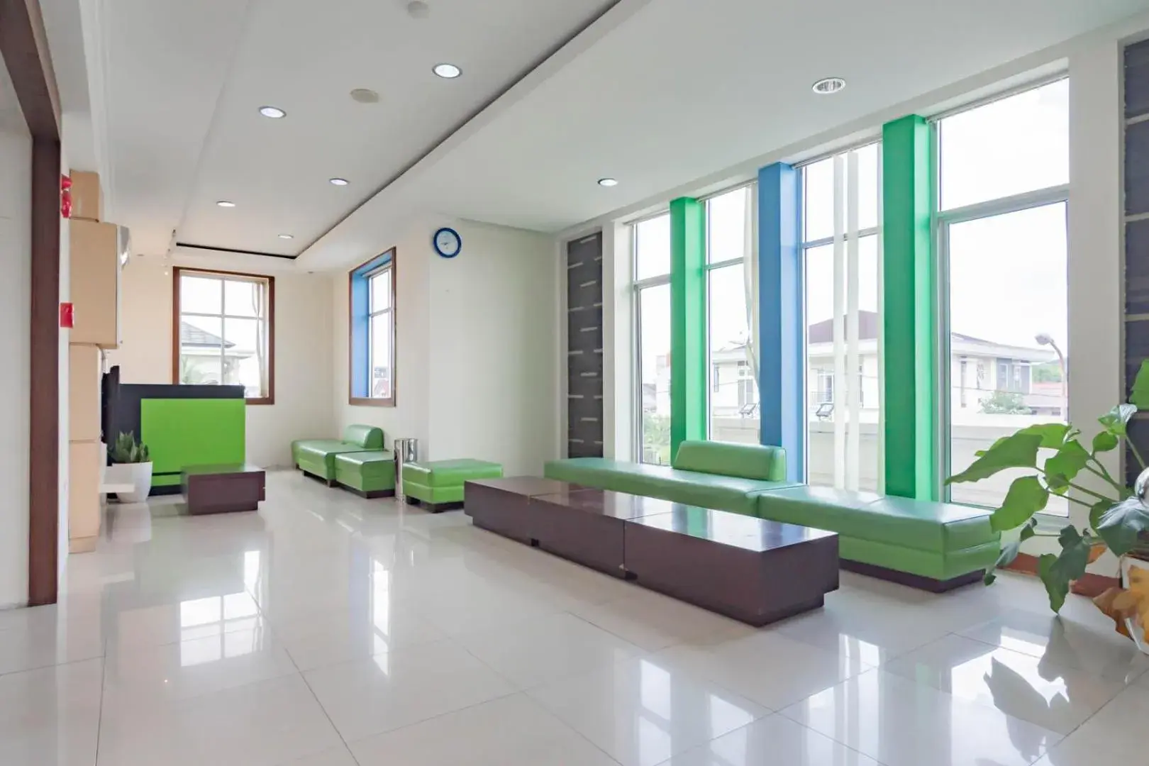 Lobby or reception in Urbanview Hotel Syariah Dapen Pontianak by RedDoorz Lobby or reception in Urbanview Hotel Syariah Dapen Pontianak by RedDoorz