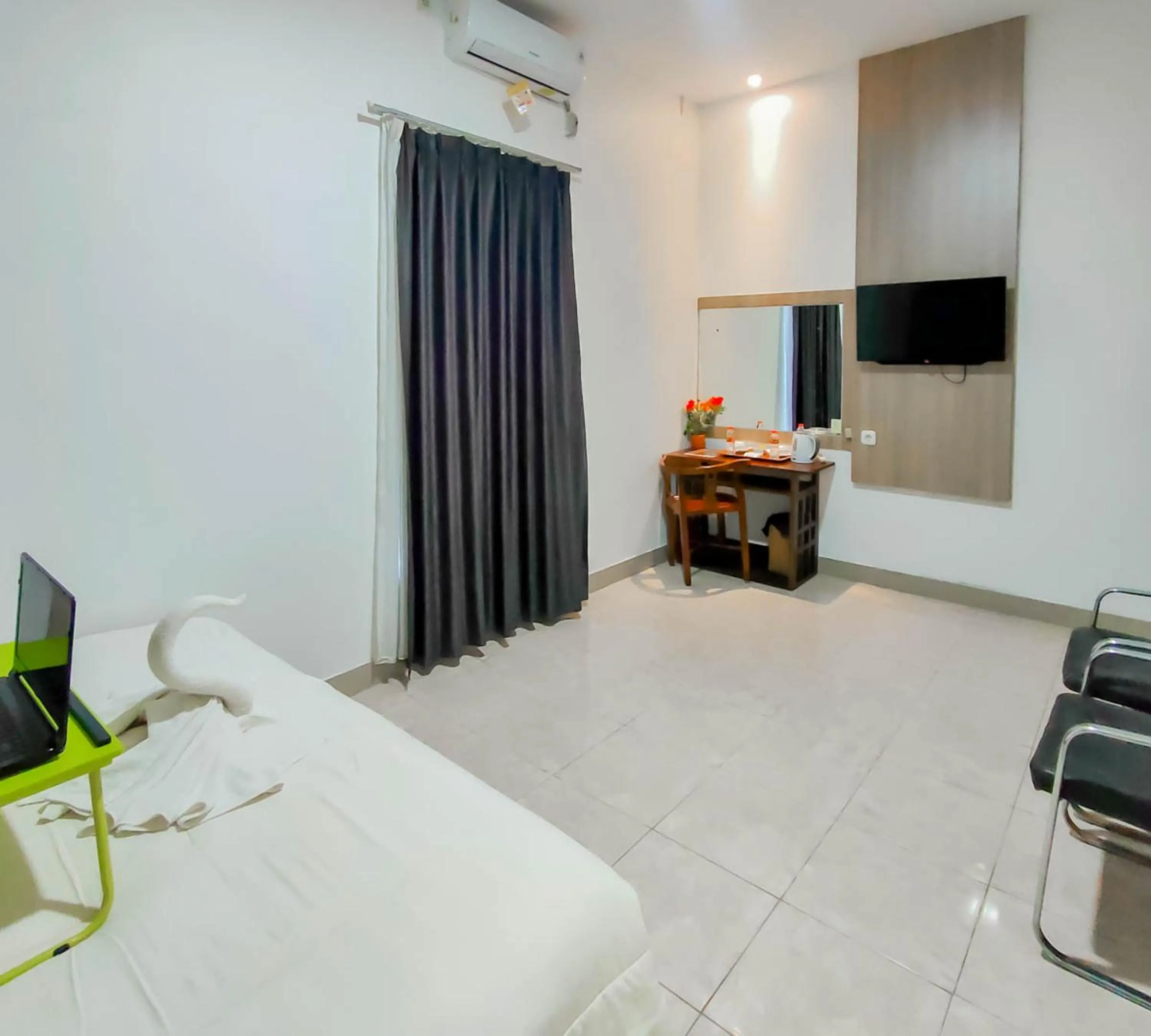 Bedroom, Bed in Urbanview Hotel Bagoes Sintang by RedDoorz