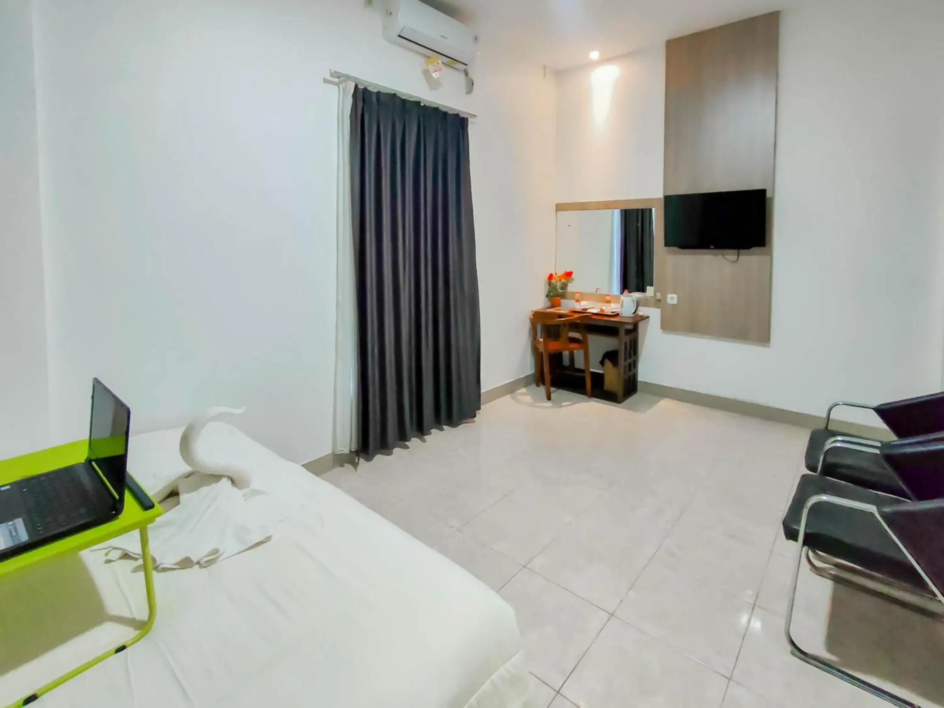 Bedroom in Urbanview Hotel Bagoes Sintang by RedDoorz Bedroom in Urbanview Hotel Bagoes Sintang by RedDoorz