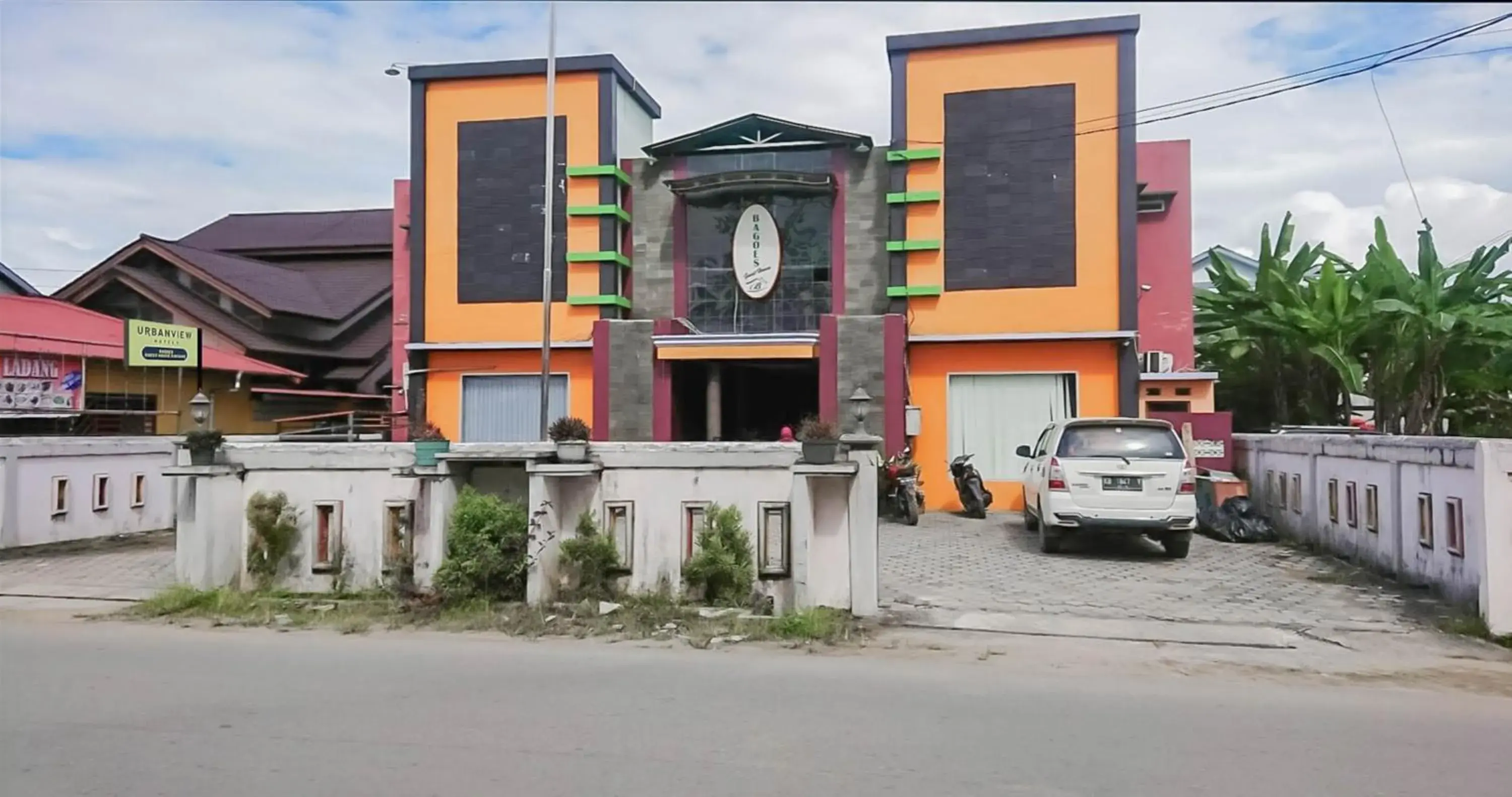 Property building in Urbanview Hotel Bagoes Sintang by RedDoorz Property building in Urbanview Hotel Bagoes Sintang by RedDoorz