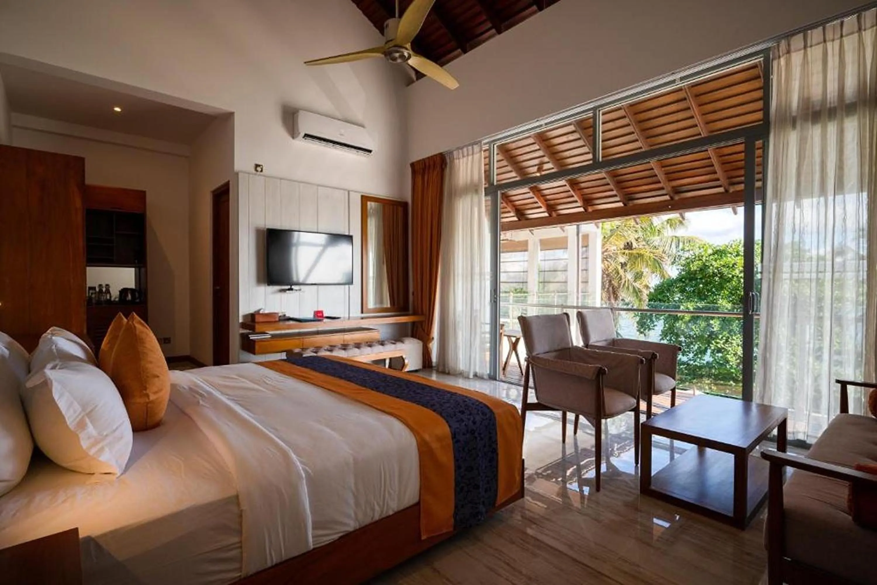 Photo of the whole room, Bed in Beacon By The Bay Villas and Suites by the Clarks