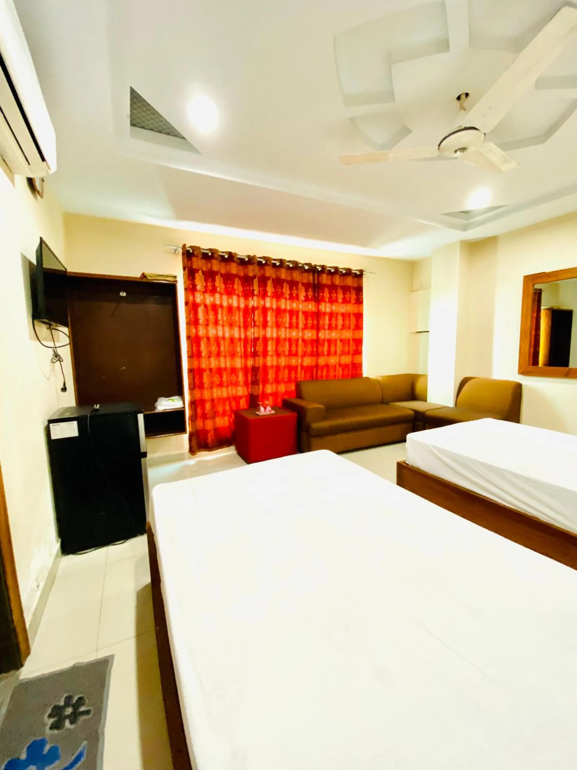 Seating area, Bed in Plaza Inn Hotel