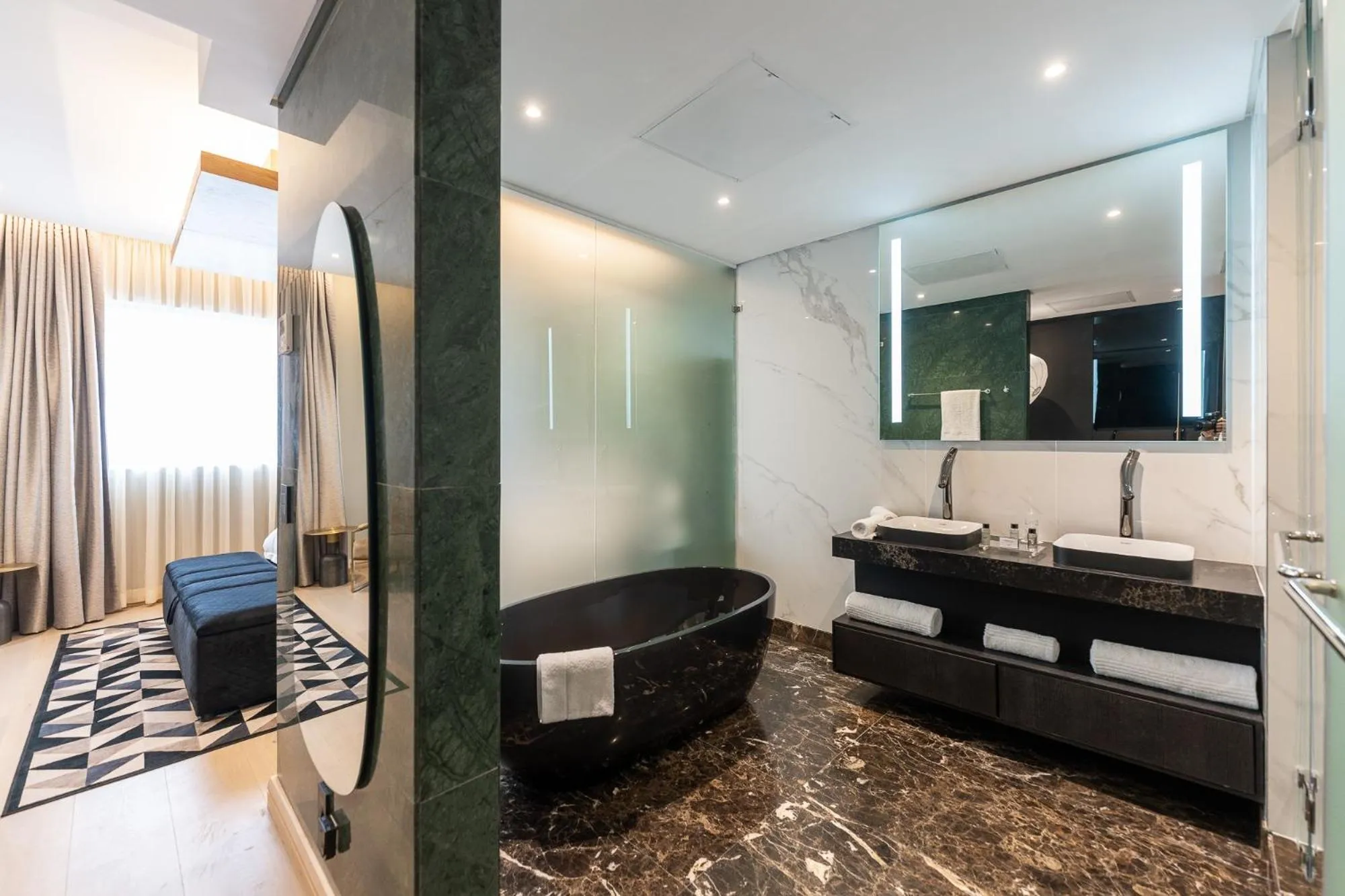 Bathroom, Bed in @Sandton Hotel