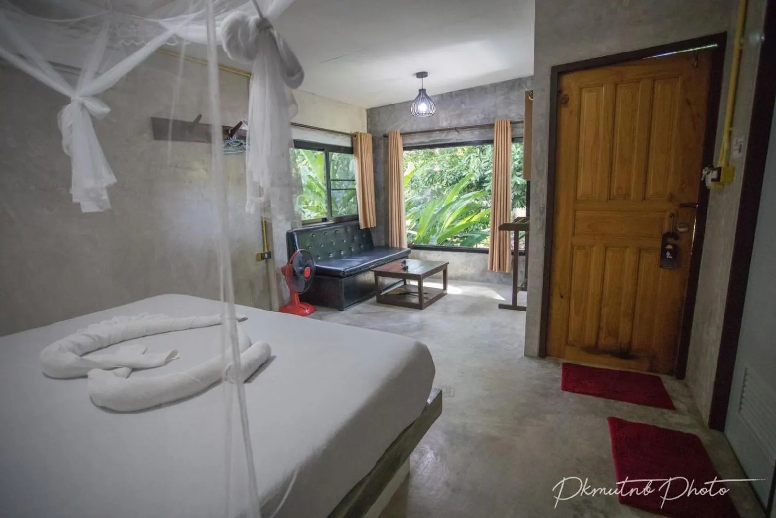 Photo of the whole room, Bed in Sunshine On The Rock