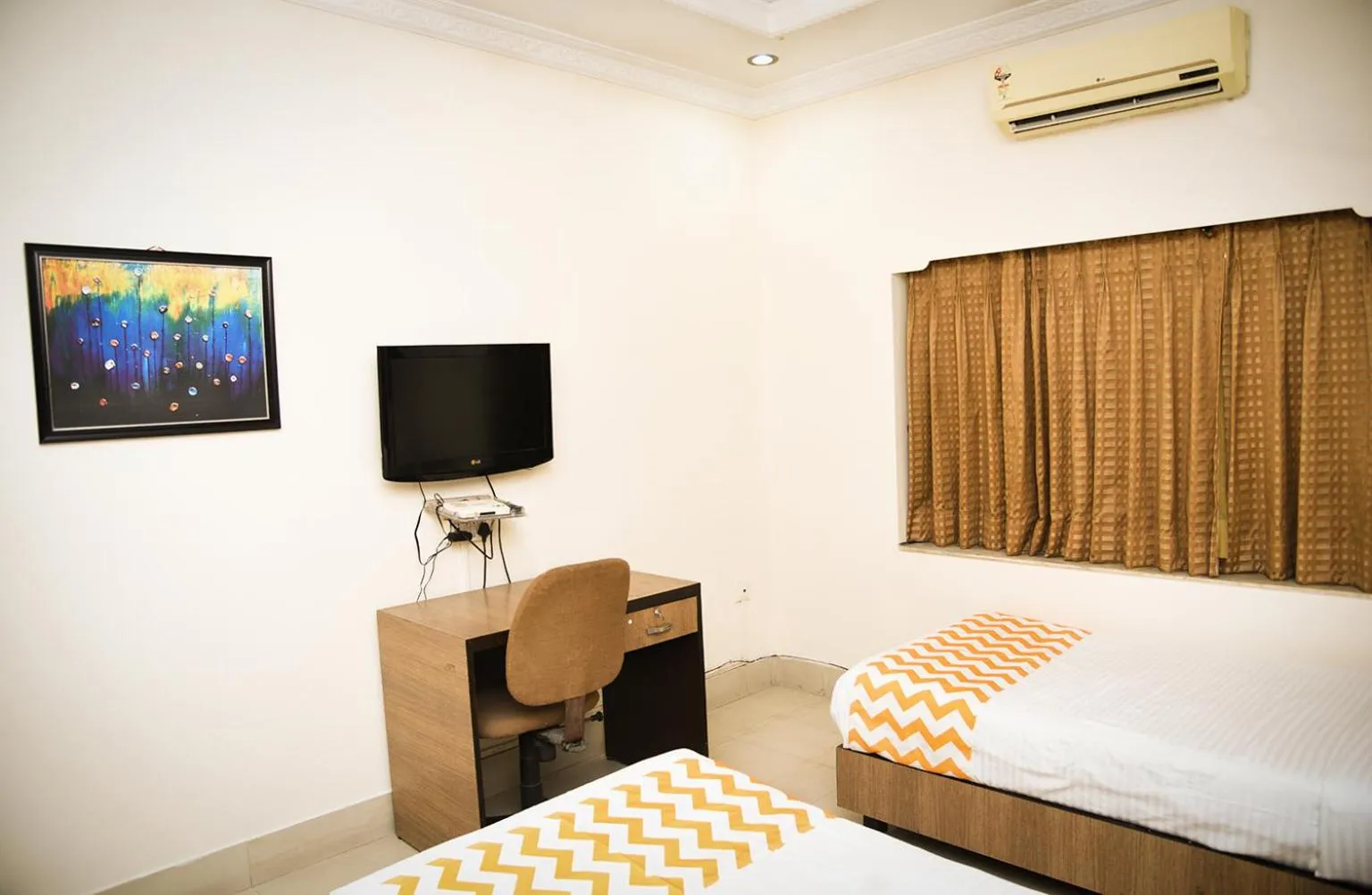 Communal lounge/ TV room, Bed in Crossroads