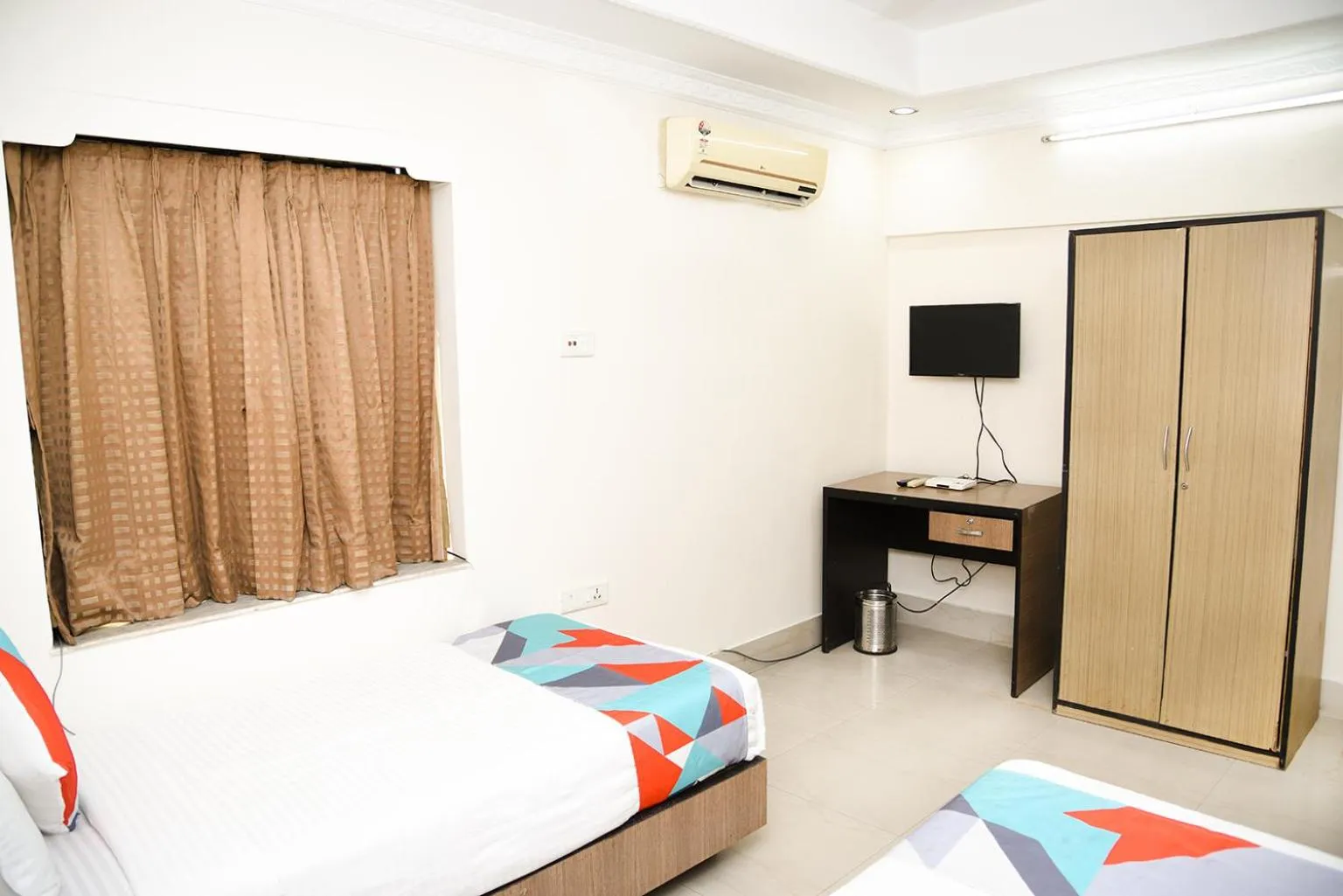 Communal lounge/ TV room, Bed in Crossroads