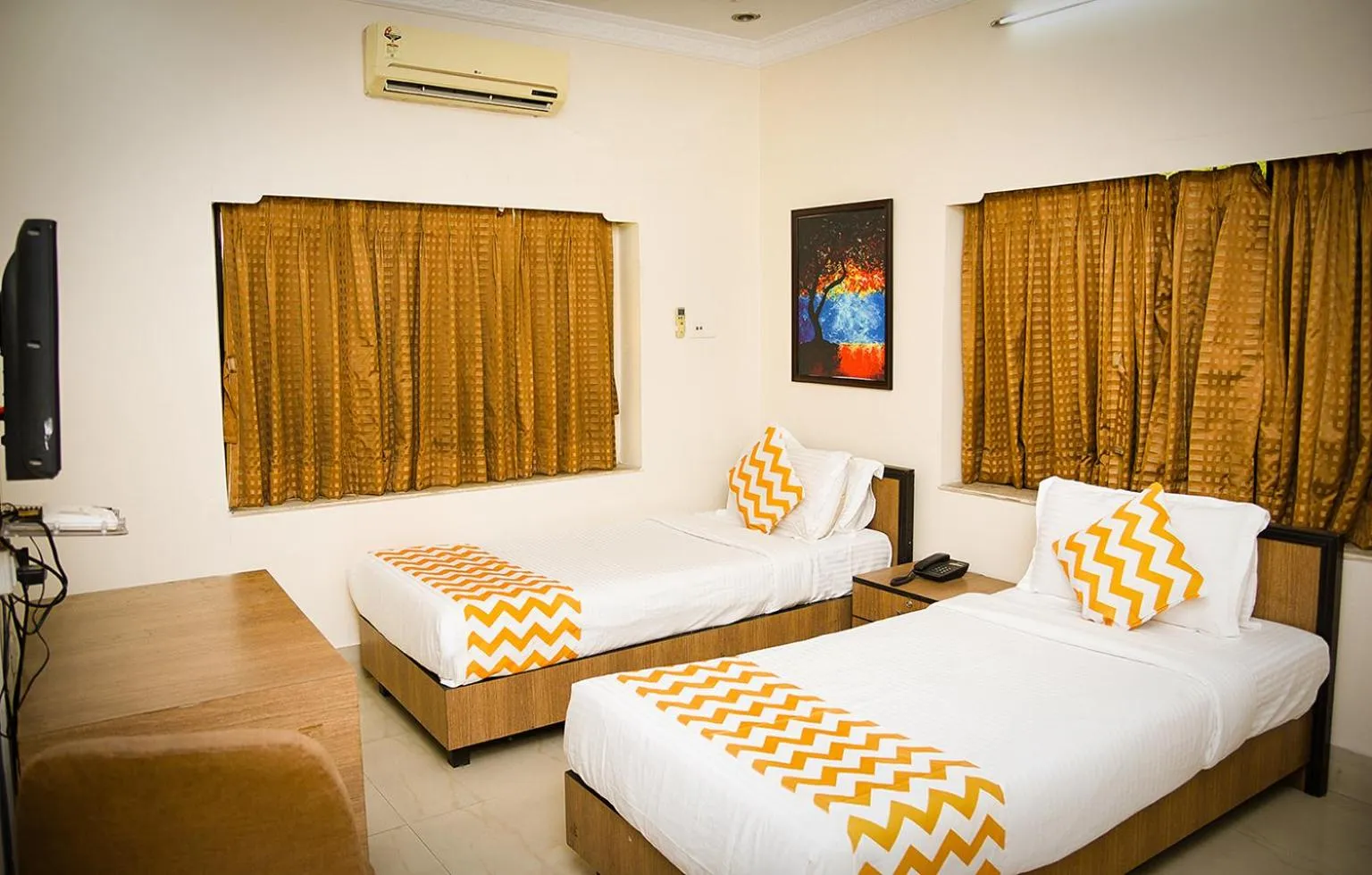 Photo of the whole room, Bed in Crossroads