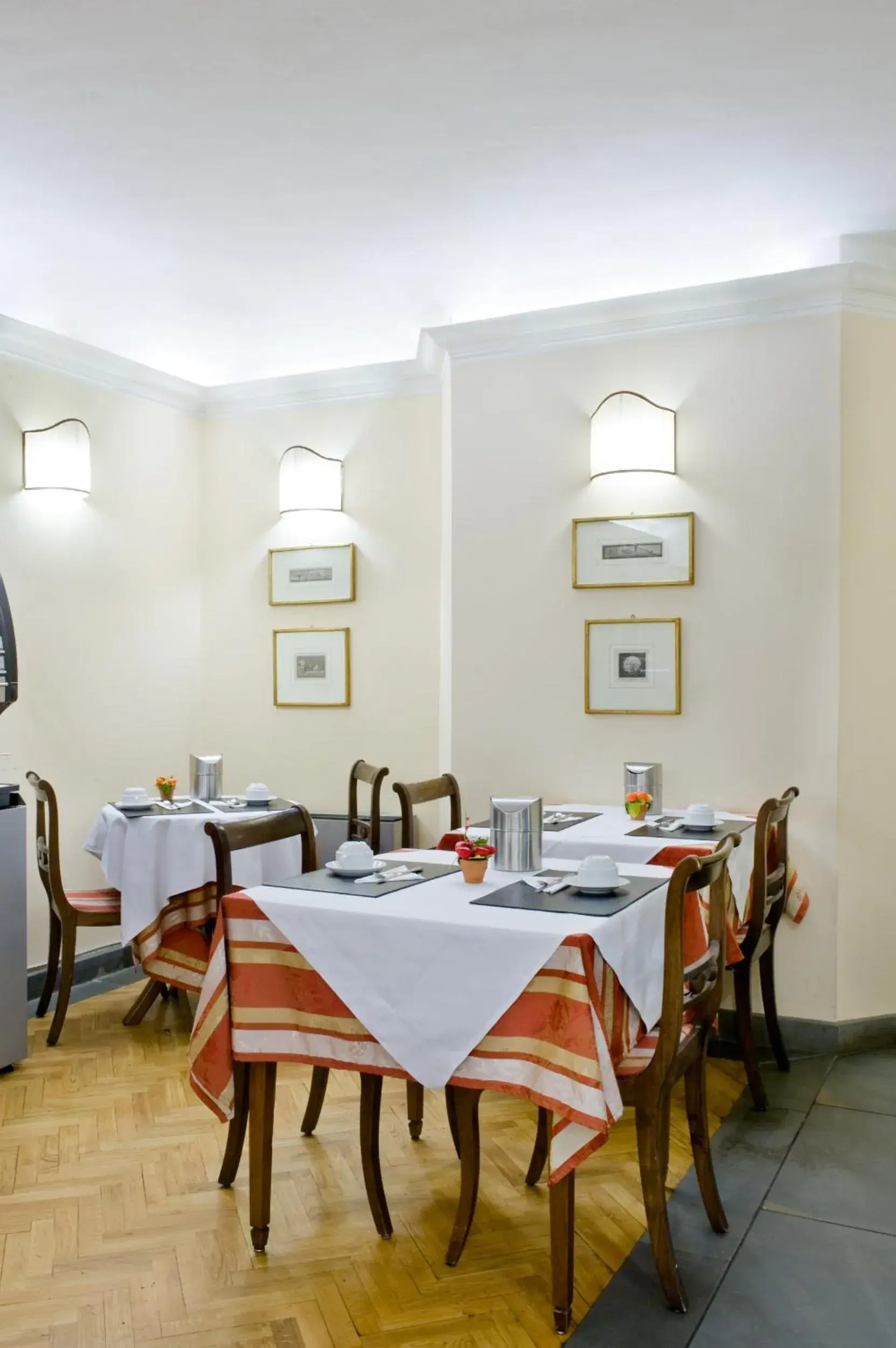 Restaurant/places to eat in Hotel Unicorno Restaurant/places to eat in Hotel Unicorno