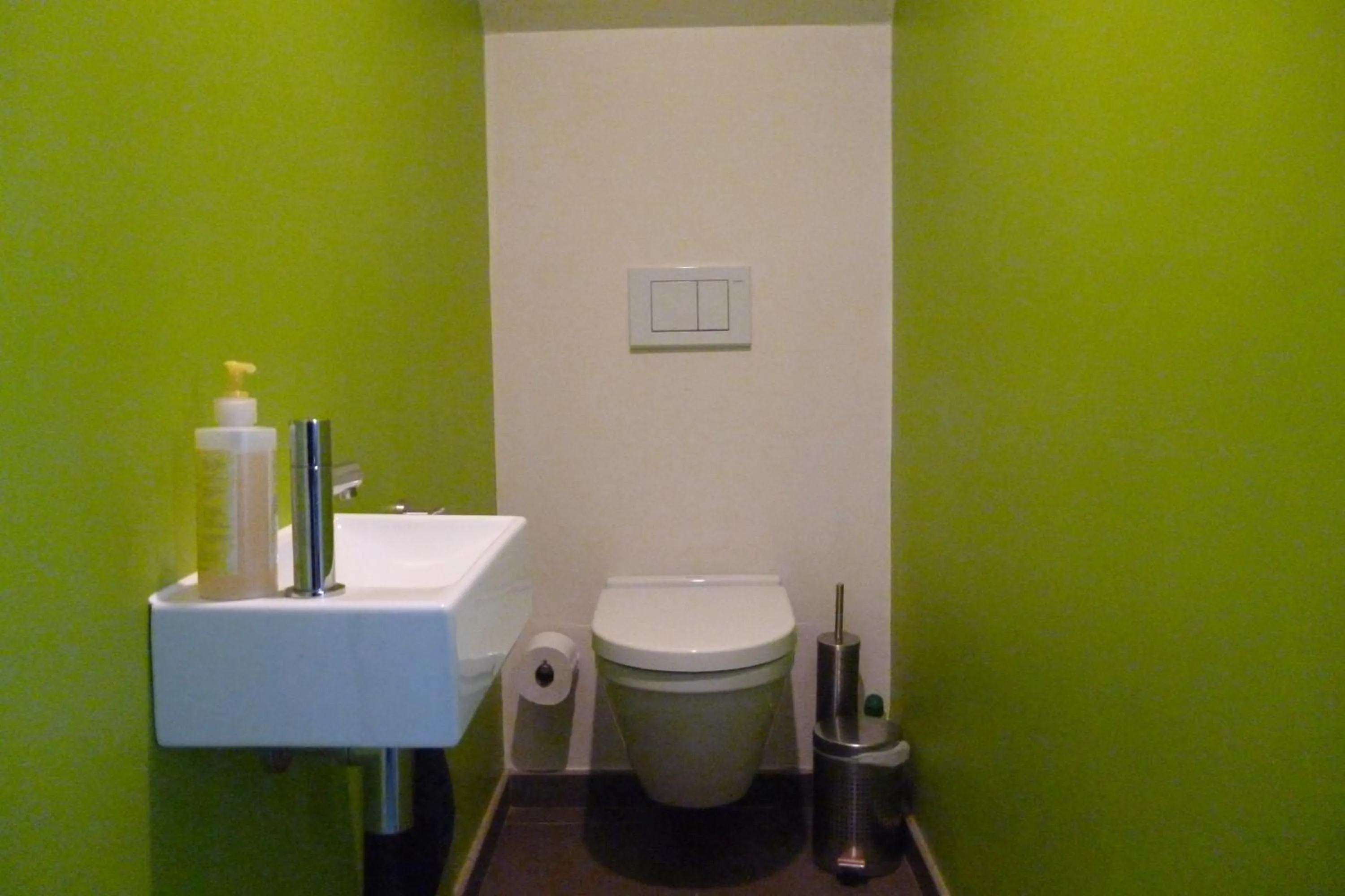 Toilet in Su'ro Bed and Breakfast