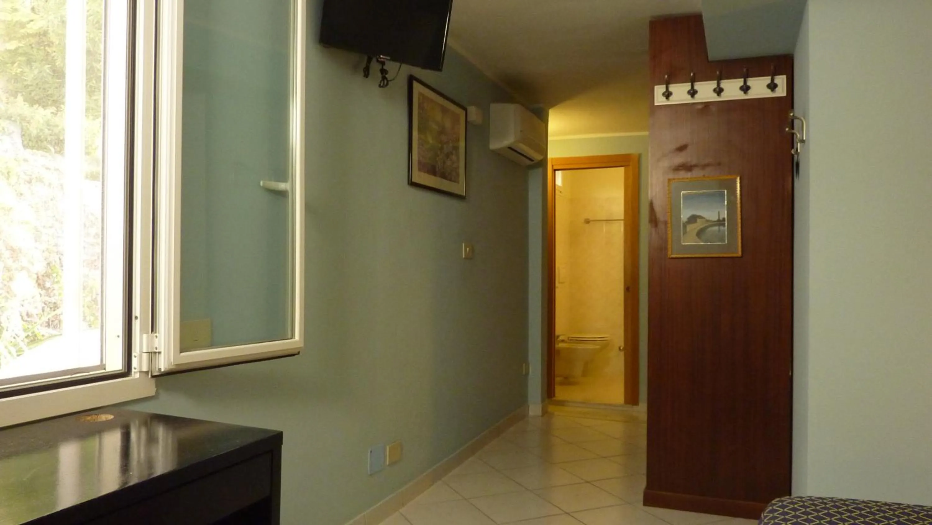 TV and multimedia in Hotel La Perla Del Capo