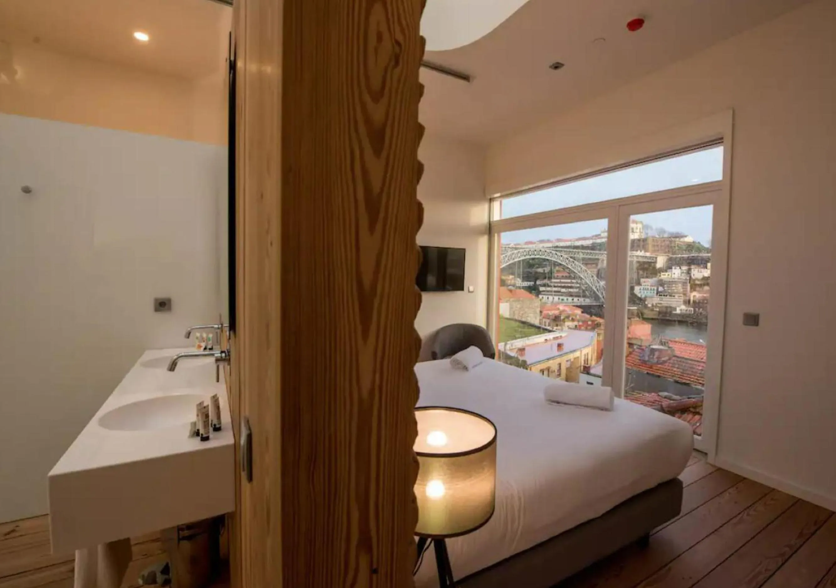 Bathroom, Bed in The Central House Porto Ribeira