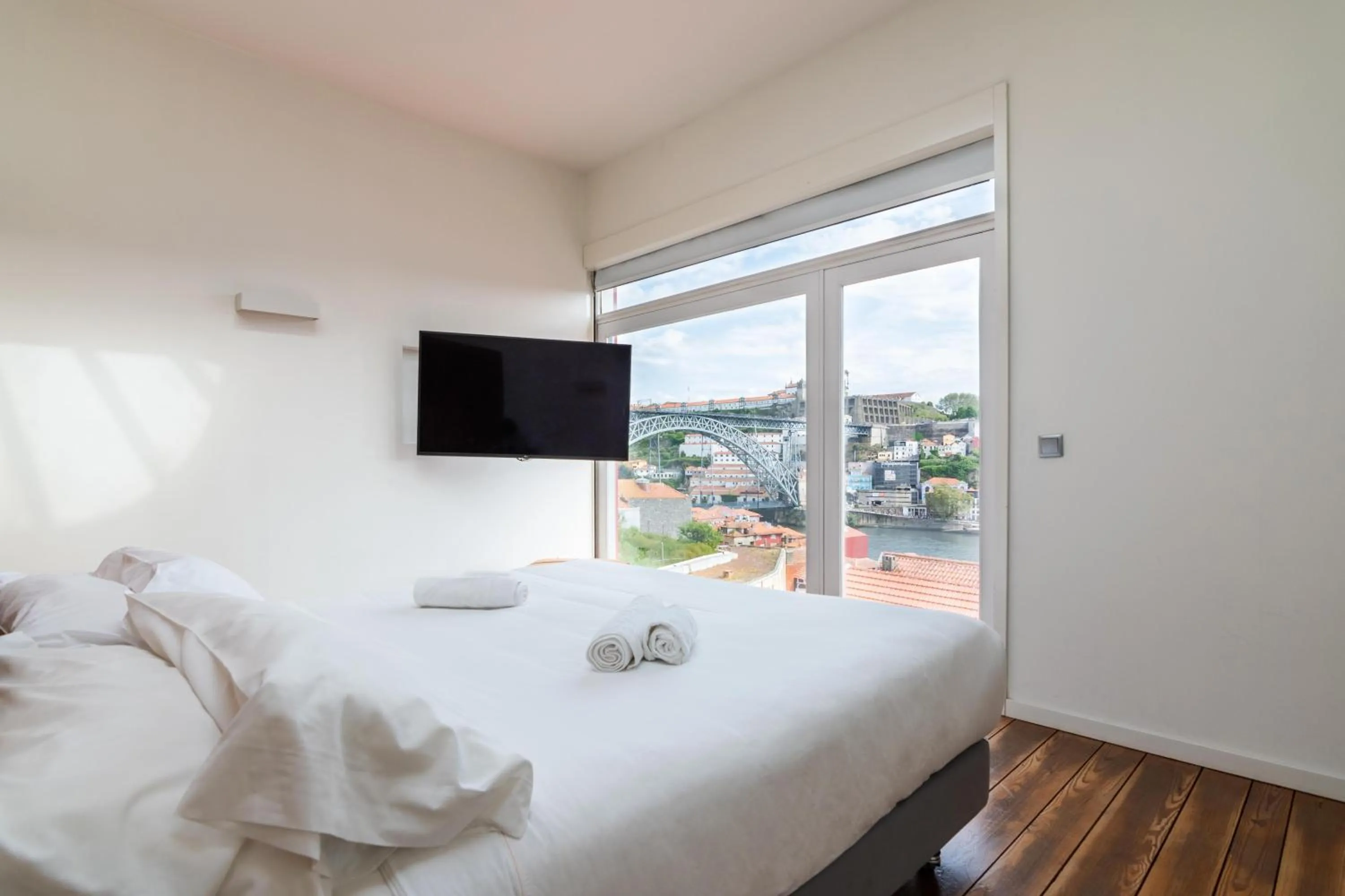 Photo of the whole room, Bed in The Central House Porto Ribeira