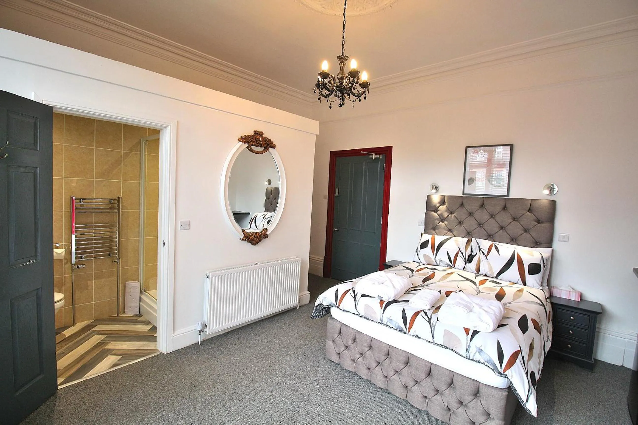 Photo of the whole room, Bed in Hamilton