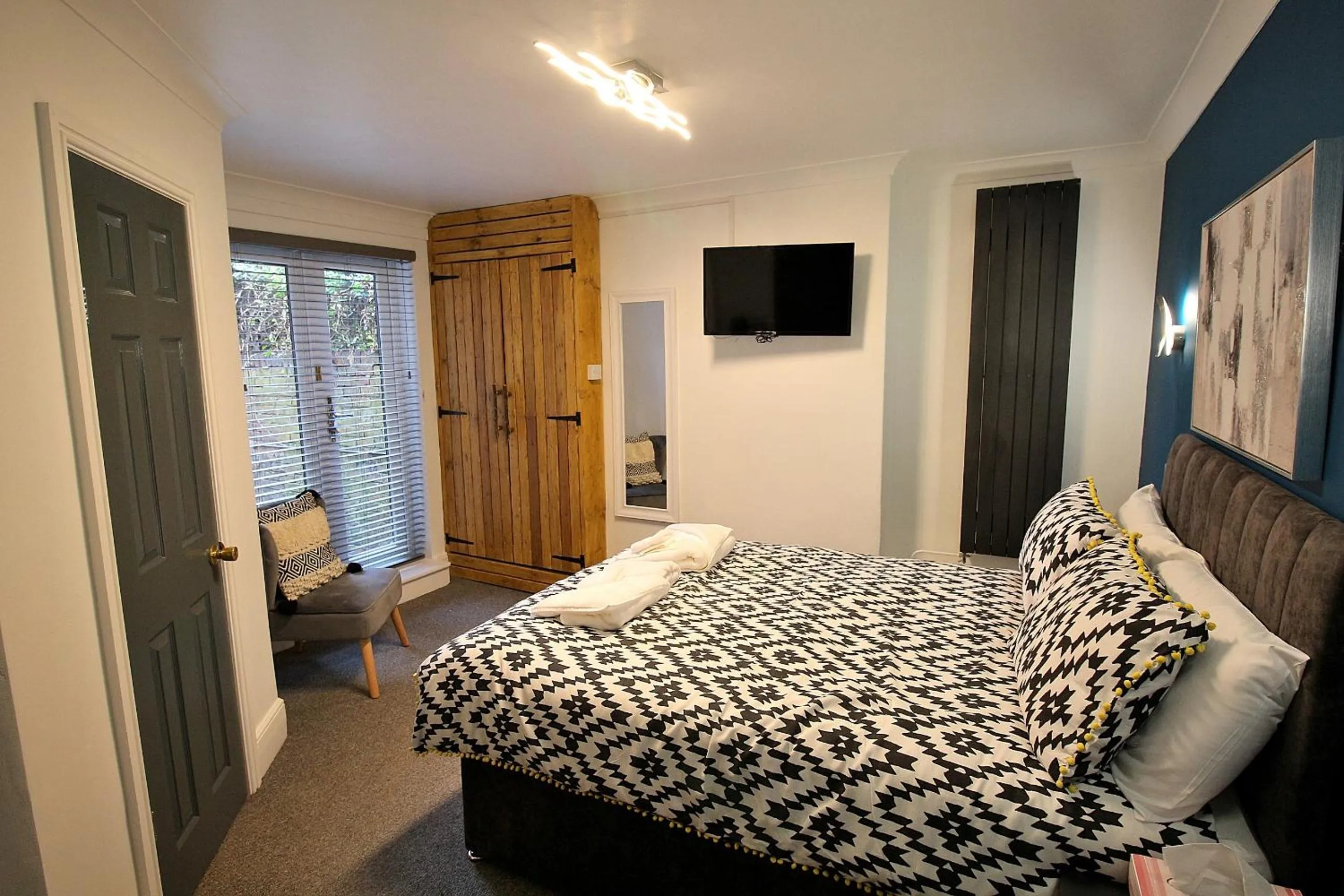 Photo of the whole room, Bed in Hamilton