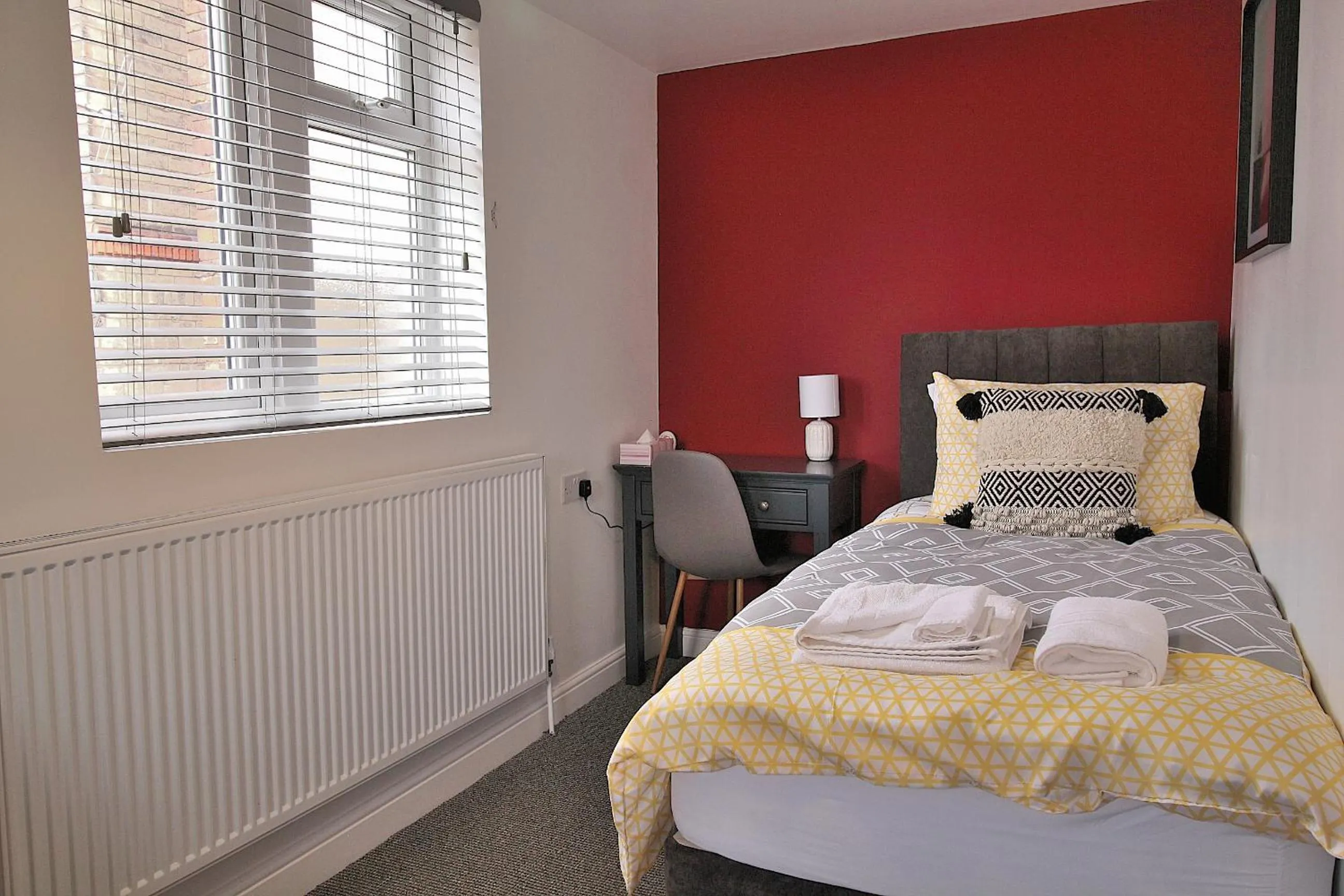 Bedroom, Bed in Hamilton