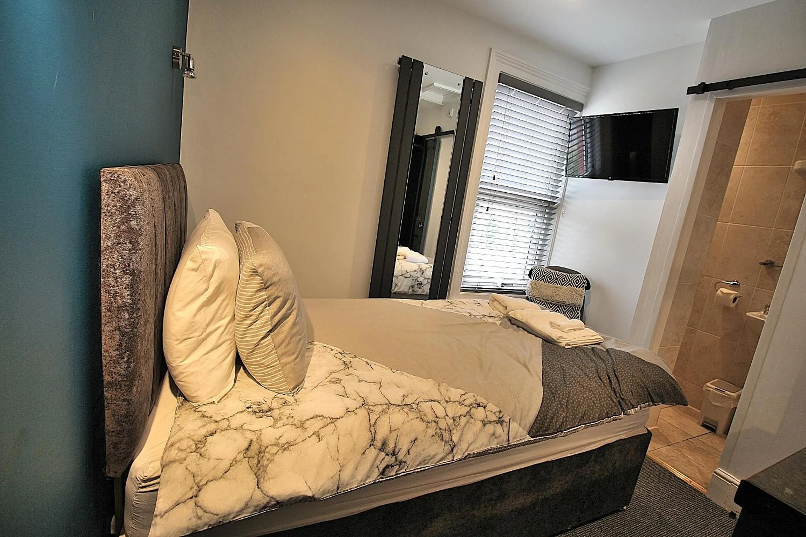 Bathroom, Bed in Hamilton