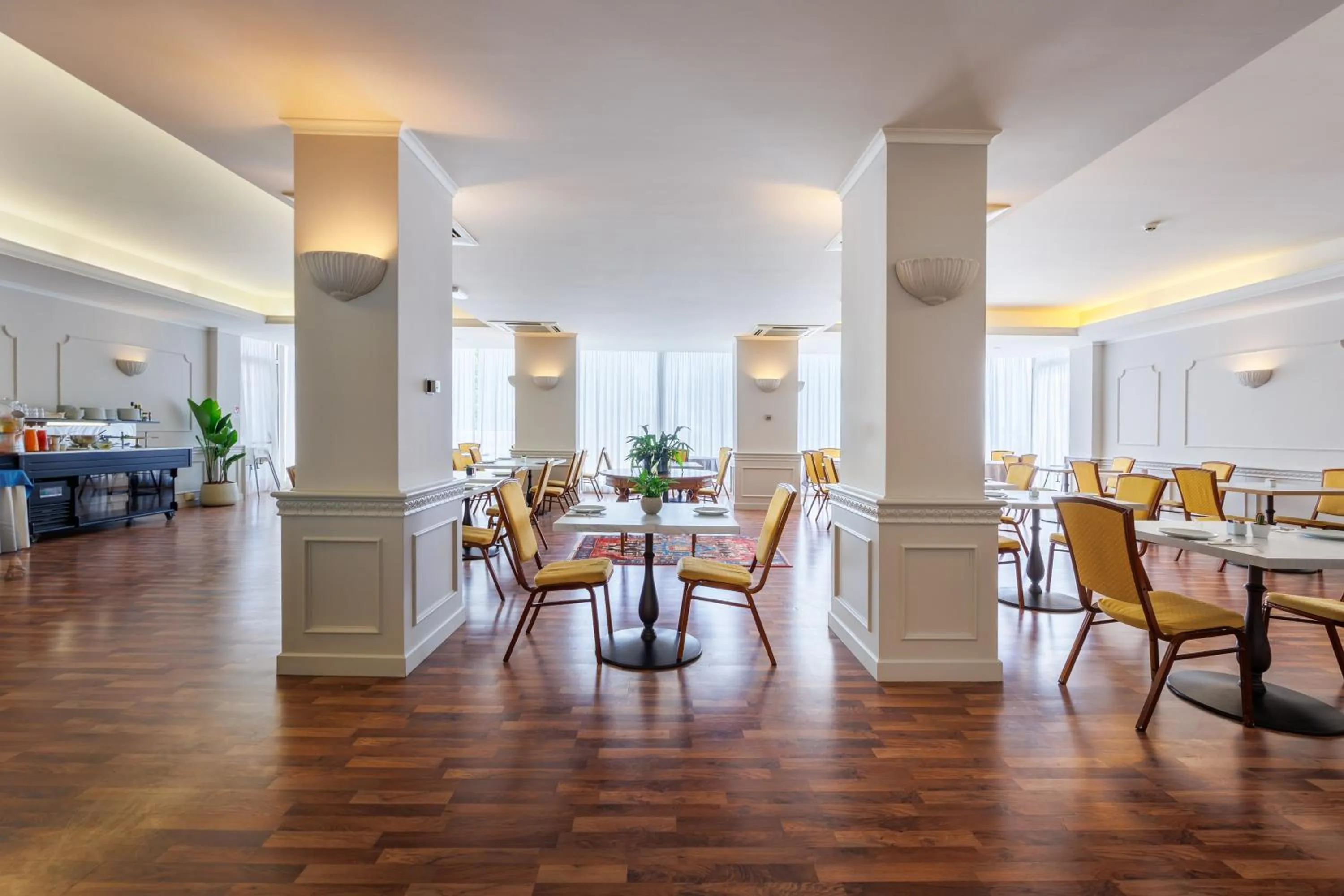 Restaurant/places to eat in Parco dei Principi Boutique Hotel