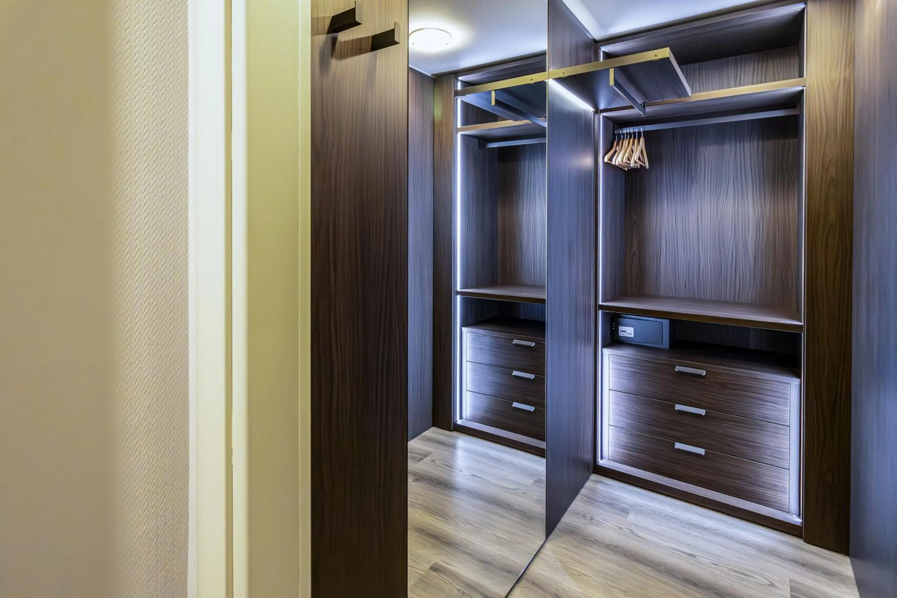 wardrobe in Parco dei Principi Boutique Hotel