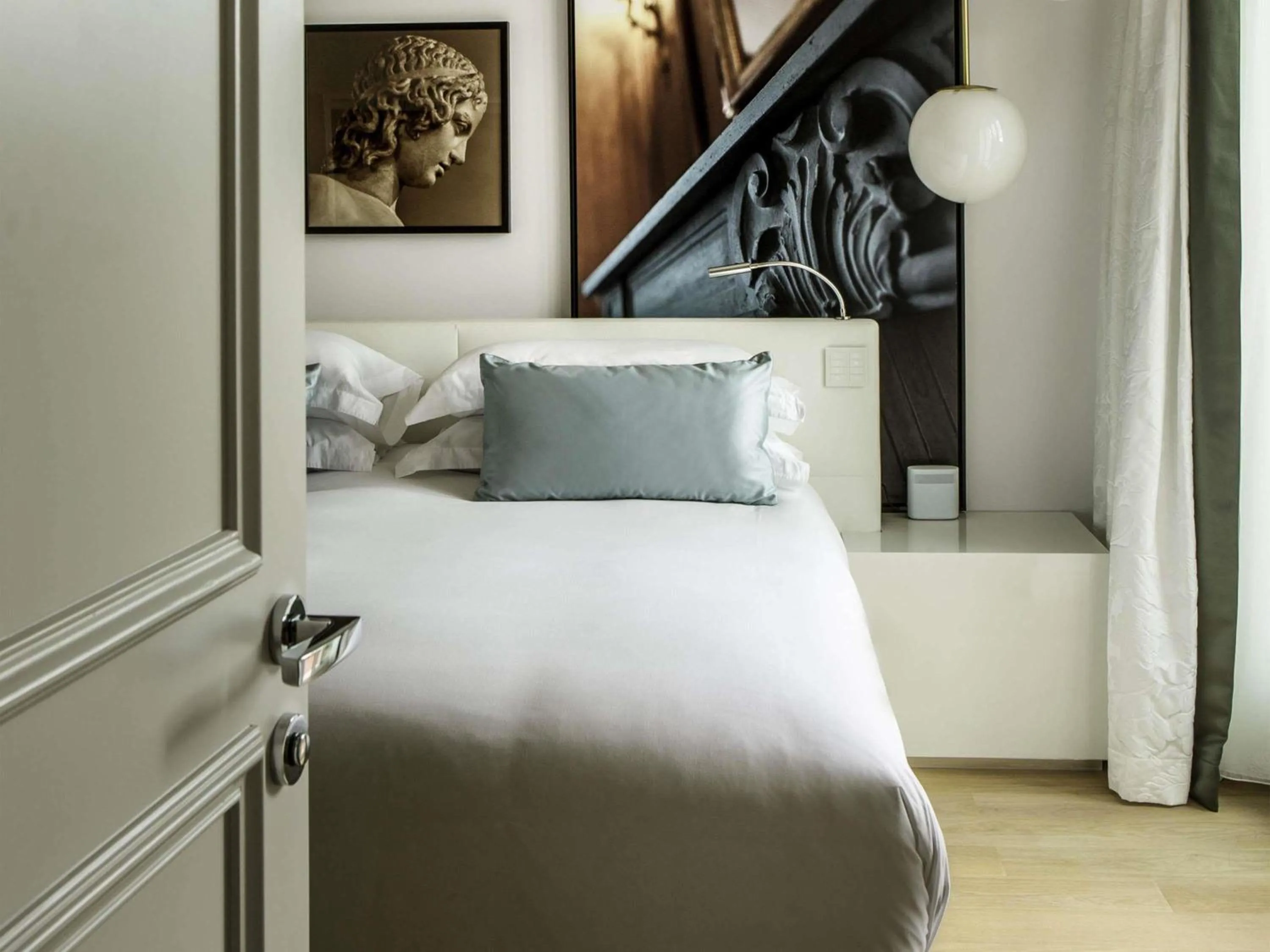 Bedroom, Bed in Sofitel Roma Villa Borghese