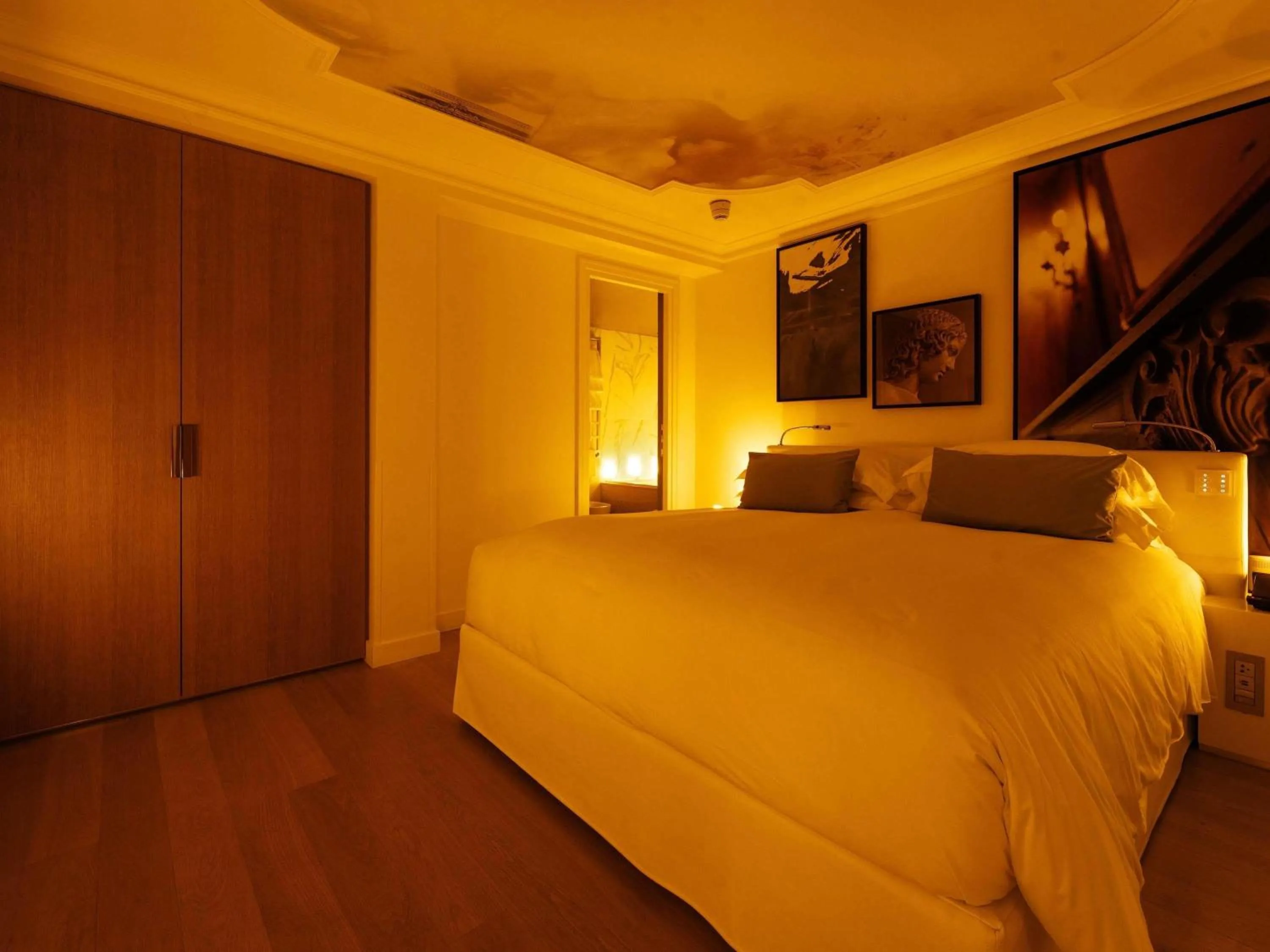 Property building, Bed in Sofitel Roma Villa Borghese