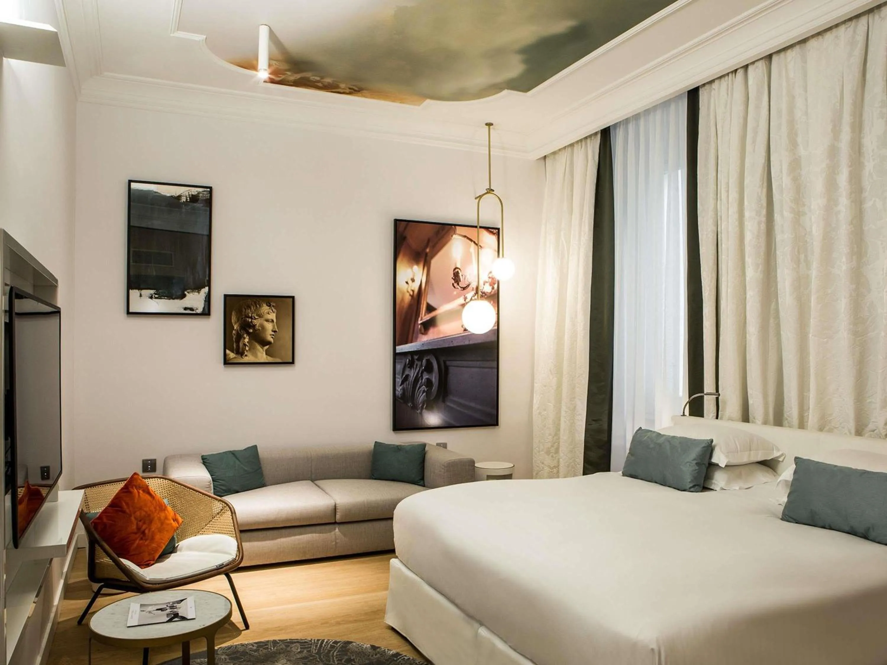 Bedroom, Bed in Sofitel Roma Villa Borghese